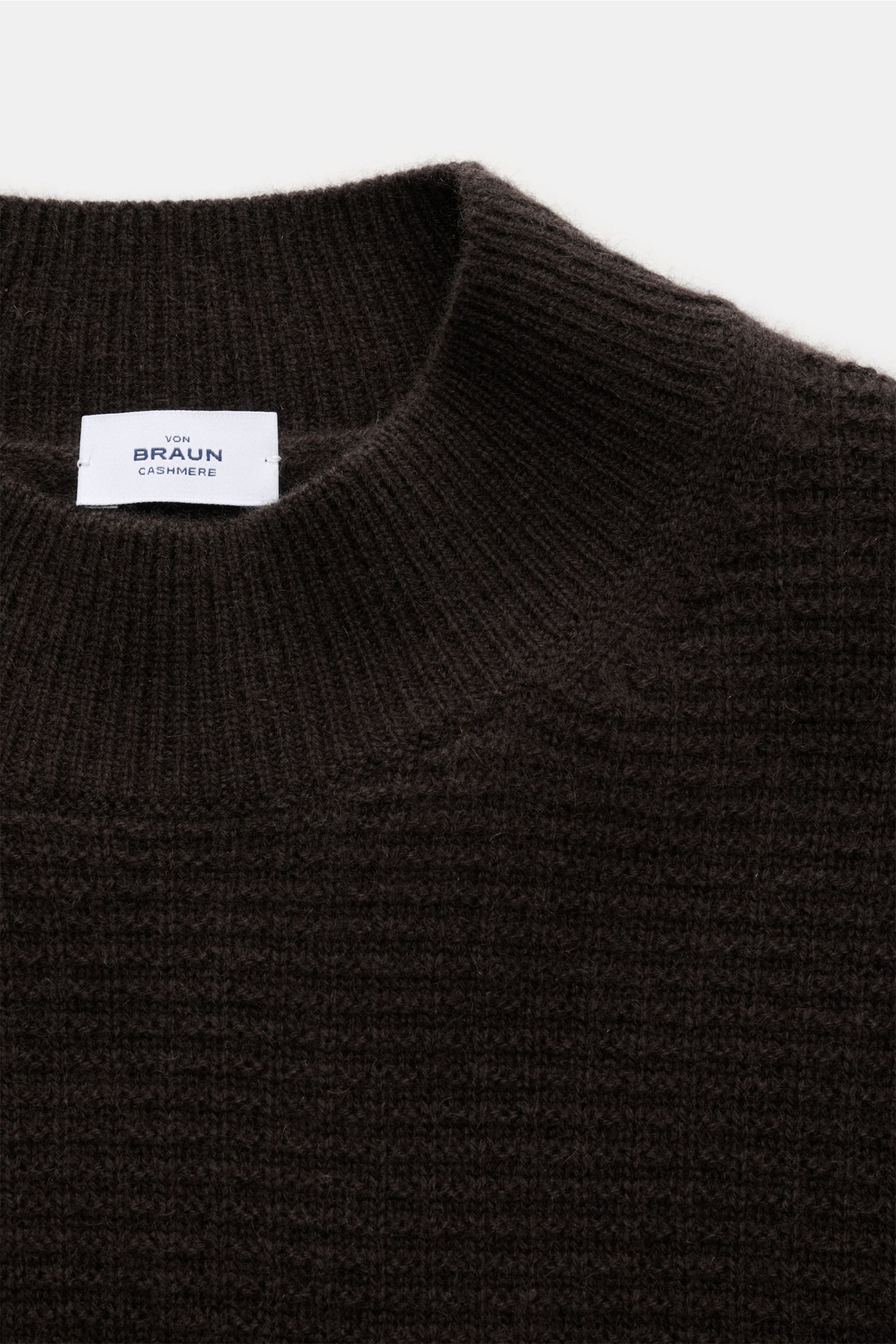 Nahaufnahme des von Braun Cashmere Mock Neck Pullovers dunkelbraun mit edlem Strukturstrick und Ripp-Mock Neck, aus reinem mongolischem Cashmere.