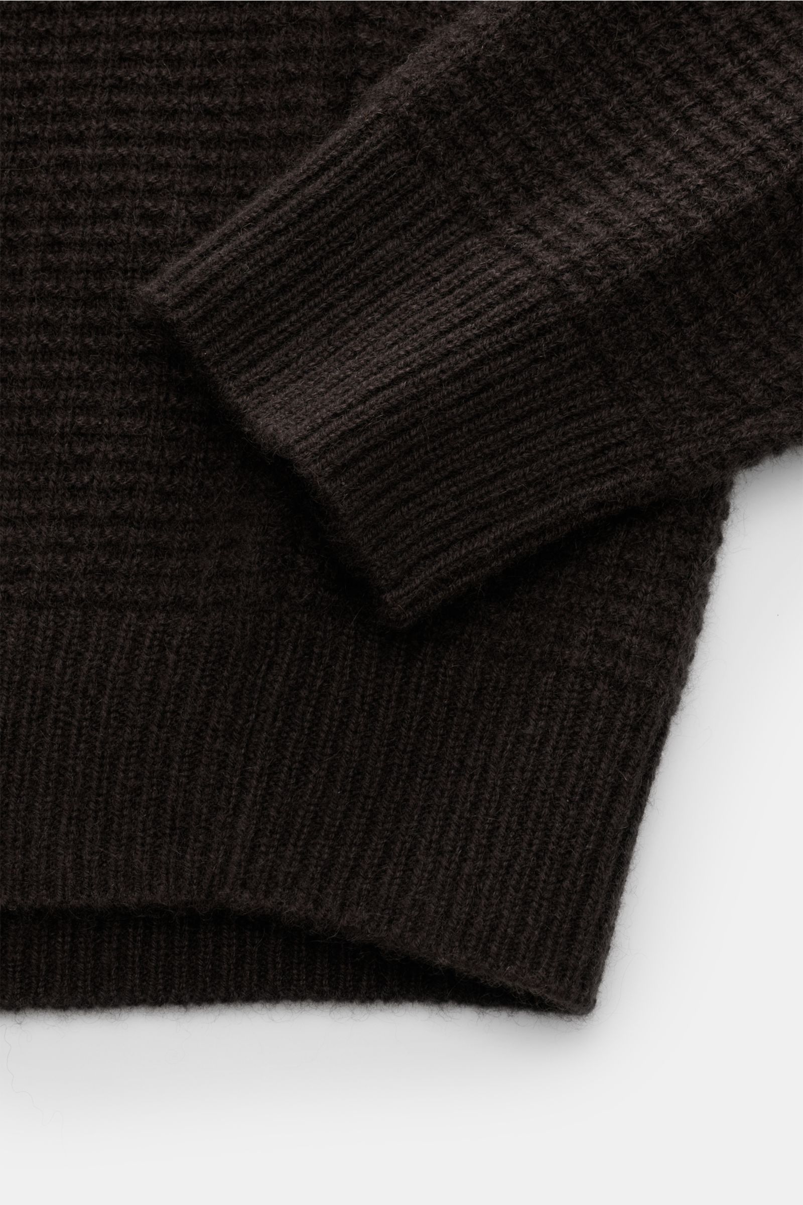 Nahaufnahme des von Braun Cashmere Mock Neck Pullovers dunkelbraun von oben, zeigt edlen Strukturstrick, weiche Rippbündchen, Slim Fit aus reinem mongolischem Cashmere.