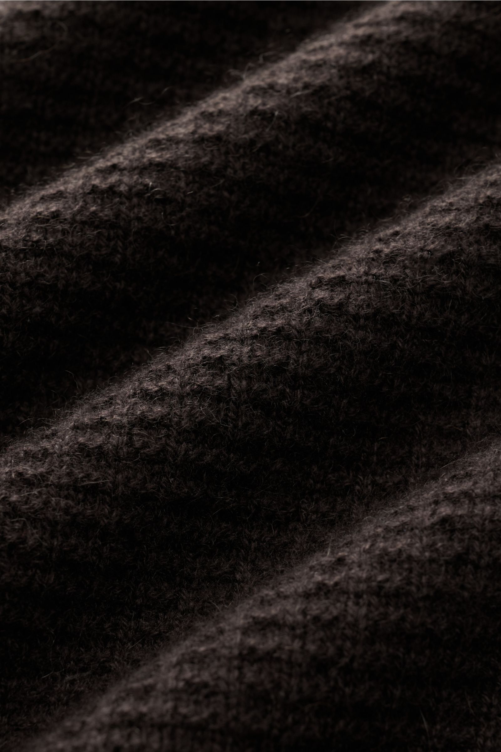 von Braun Cashmere Mock Neck Pullover dunkelbraun aus mongolischem Cashmere, weicher Griff, edler Strukturstrick, Slim Fit, Detailaufnahme der Struktur