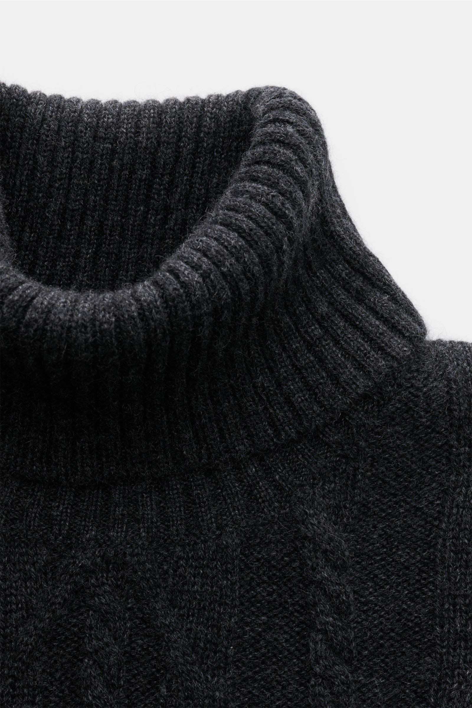von Braun Cashmere Rollkragenpullover dunkelgrau meliert, Nahaufnahme von oben, edler Slim Fit mit Zopfstrickmuster, weicher reiner Cashmere