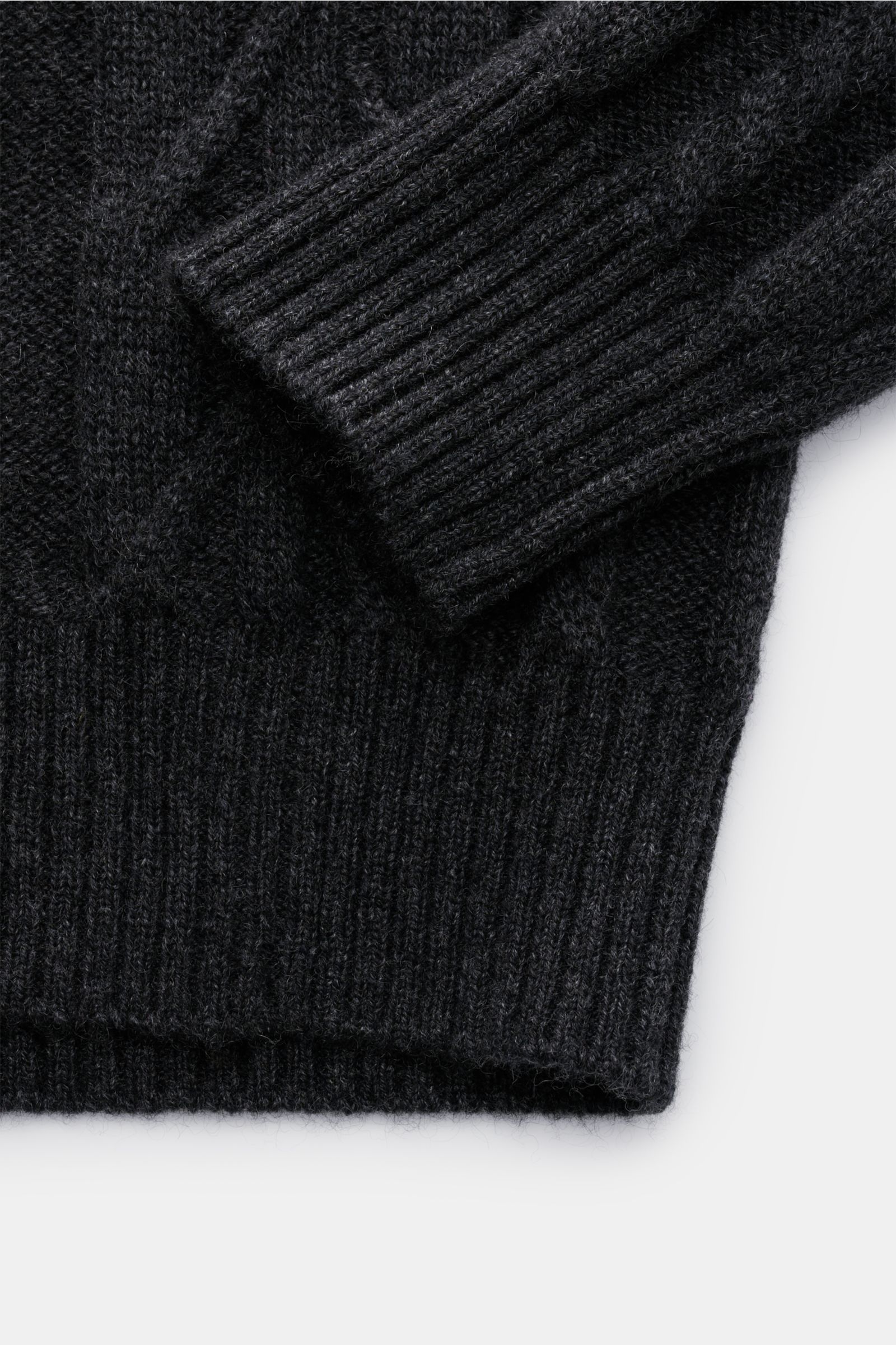 Nahaufnahme des von Braun Cashmere Rollkragenpullovers dunkelgrau meliert, seitlich liegend, mit Zopfstrickmuster, Slim Fit, weichem Cashmere, Rippbündchen und anliegendem Rollkragen.