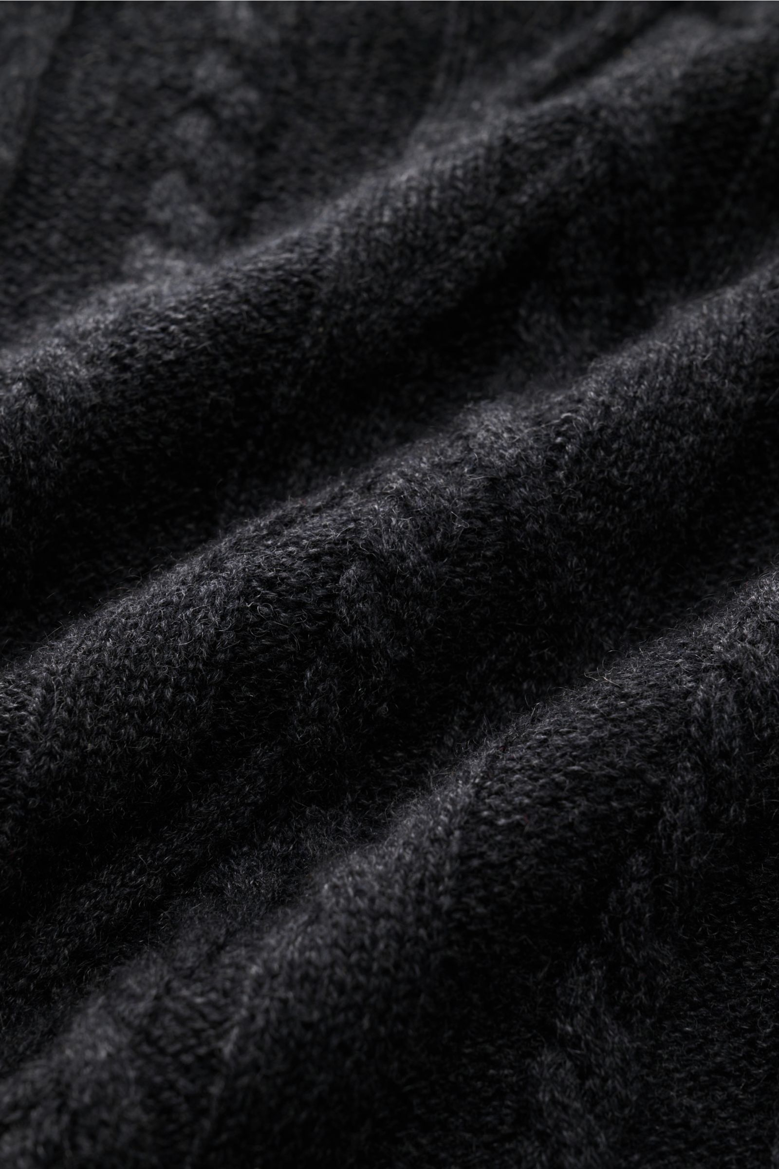 Nahaufnahme des von Braun Cashmere Rollkragenpullovers dunkelgrau meliert aus edlem, weichem Cashmere mit zeitlosem Zopfstrickmuster, Slim Fit.