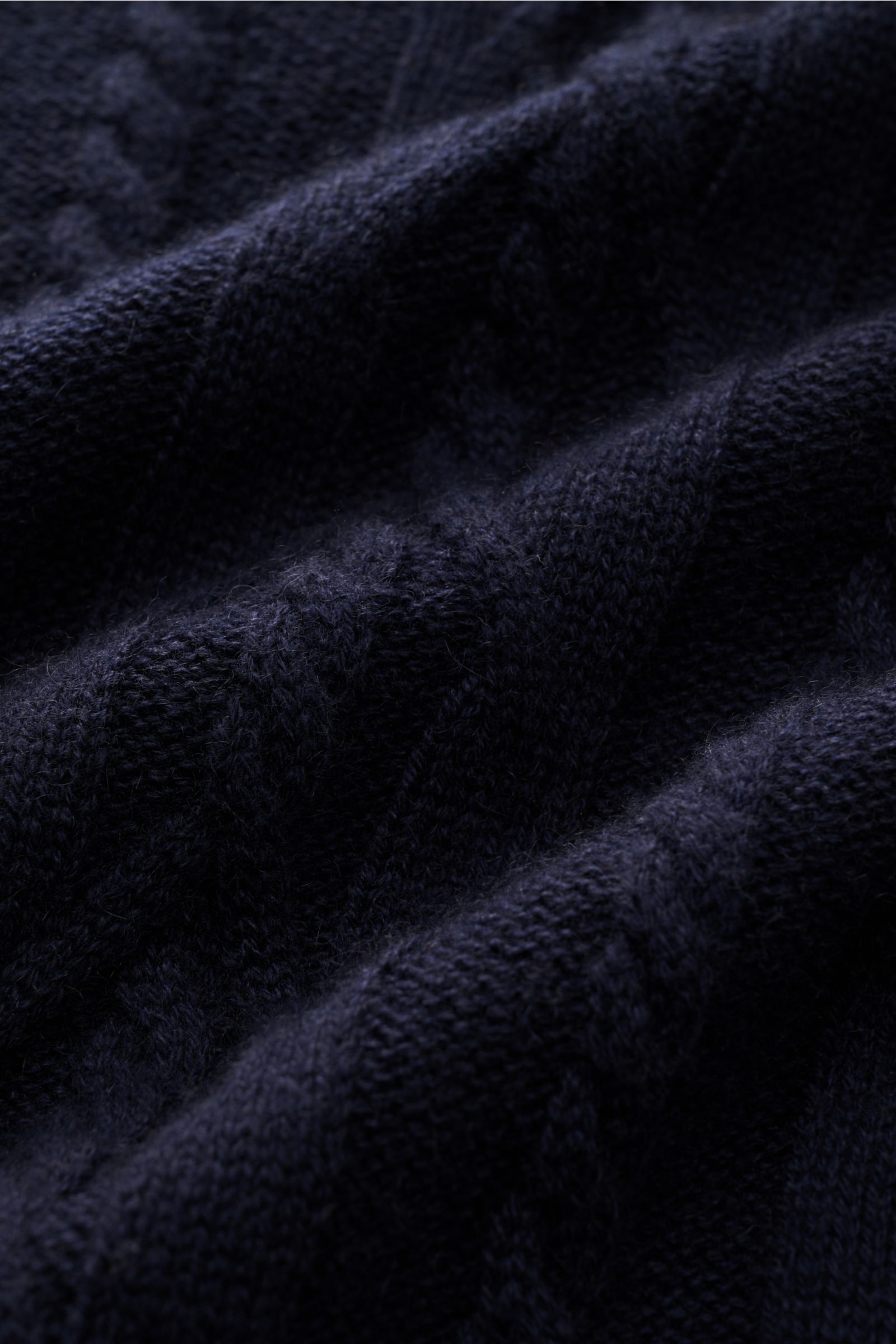 Nahaufnahme des von Braun Cashmere Rollkragenpullovers navy aus reiner, weicher, mittelfeiner Cashmere-Strickware mit Zopfstrickmuster, Slim Fit, Rollkragen und Rippbündchen.
