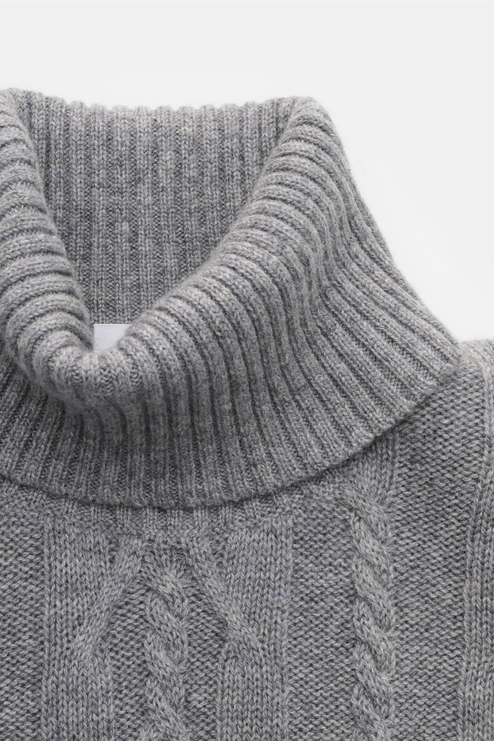 Nahaufnahme von von Braun Cashmere Rollkragenpullover grau meliert mit anliegendem Rollkragen und zeitlosem Zopfstrickmuster aus weichem, reinem Cashmere.