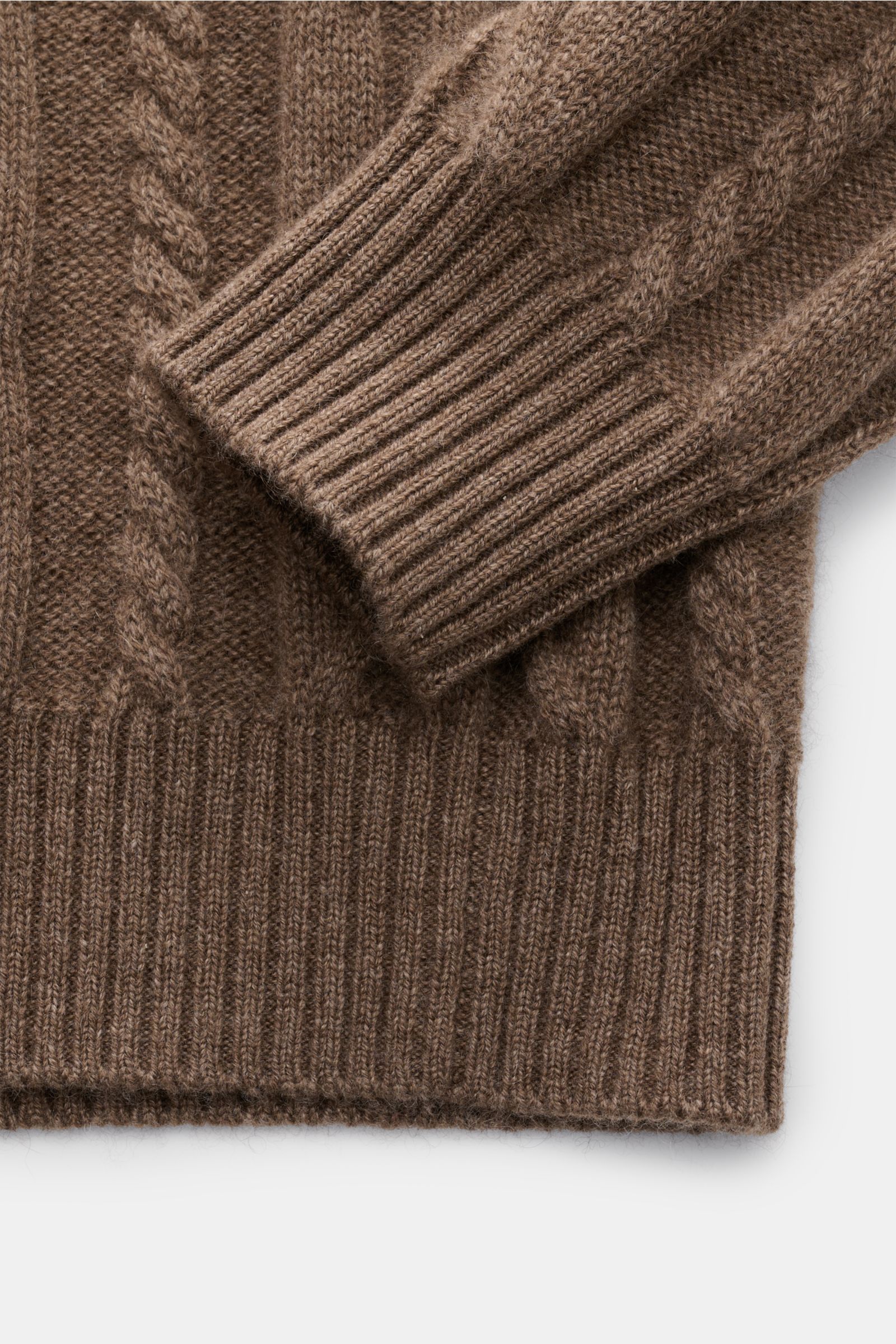 Nahaufnahme des von Braun Cashmere Rollkragenpullovers braun meliert, fotografiert von oben, mit Zopfstrickmuster, Slim Fit und weichen Rippbündchen.