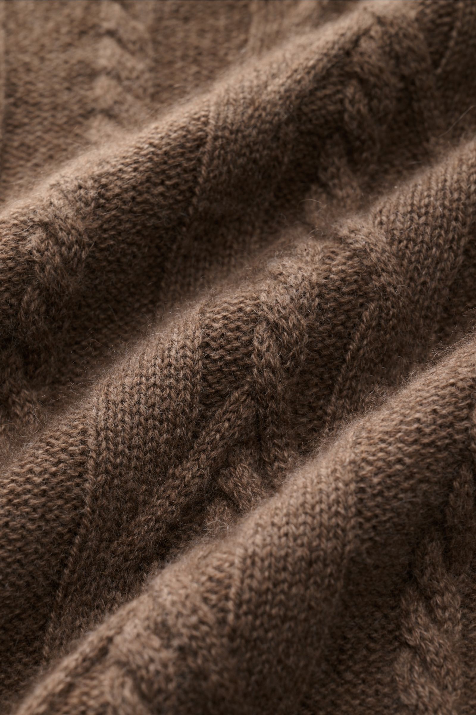 Nahaufnahme des von Braun Cashmere Rollkragenpullovers braun meliert aus reiner, weicher Mongolei-Cashmere mit zeitlosem Zopfstrickmuster.