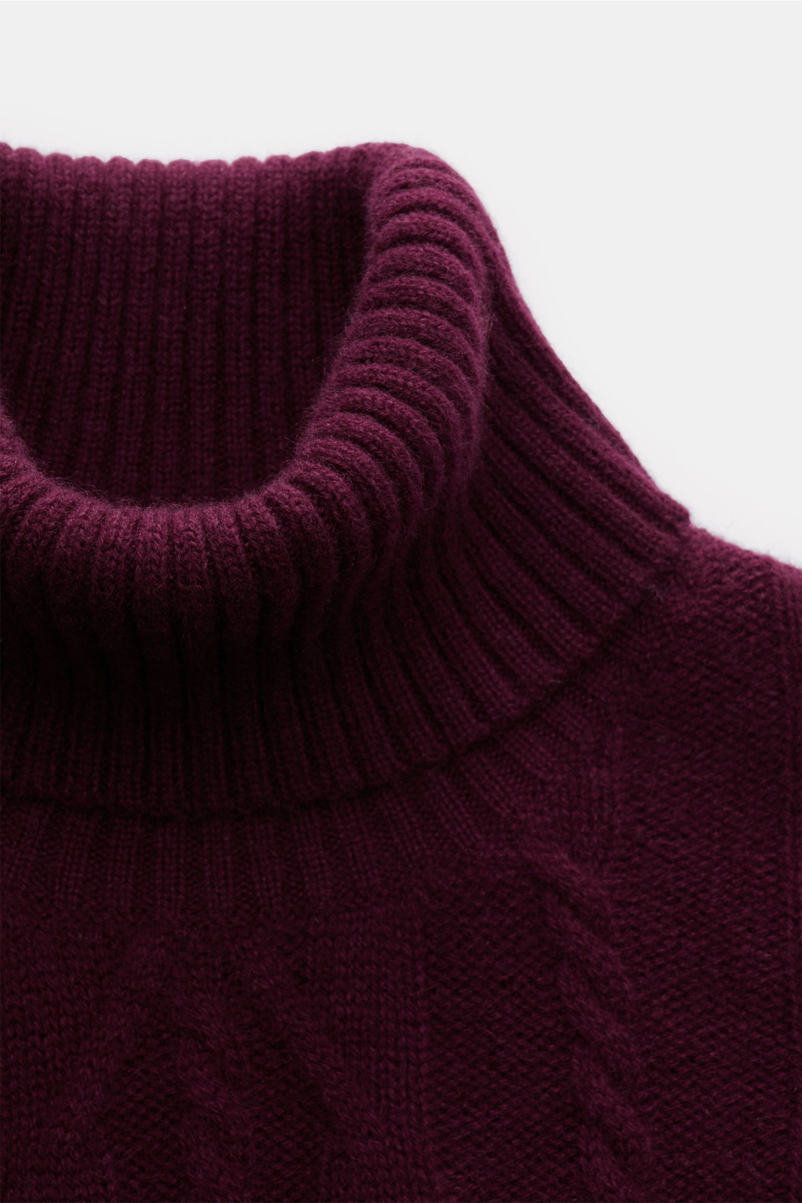 Nahaufnahme von von Braun Cashmere Rollkragenpullover bordeaux mit anliegendem Rollkragen und zeitlosem Zopfstrickmuster, Slim Fit, reiner Cashmere.