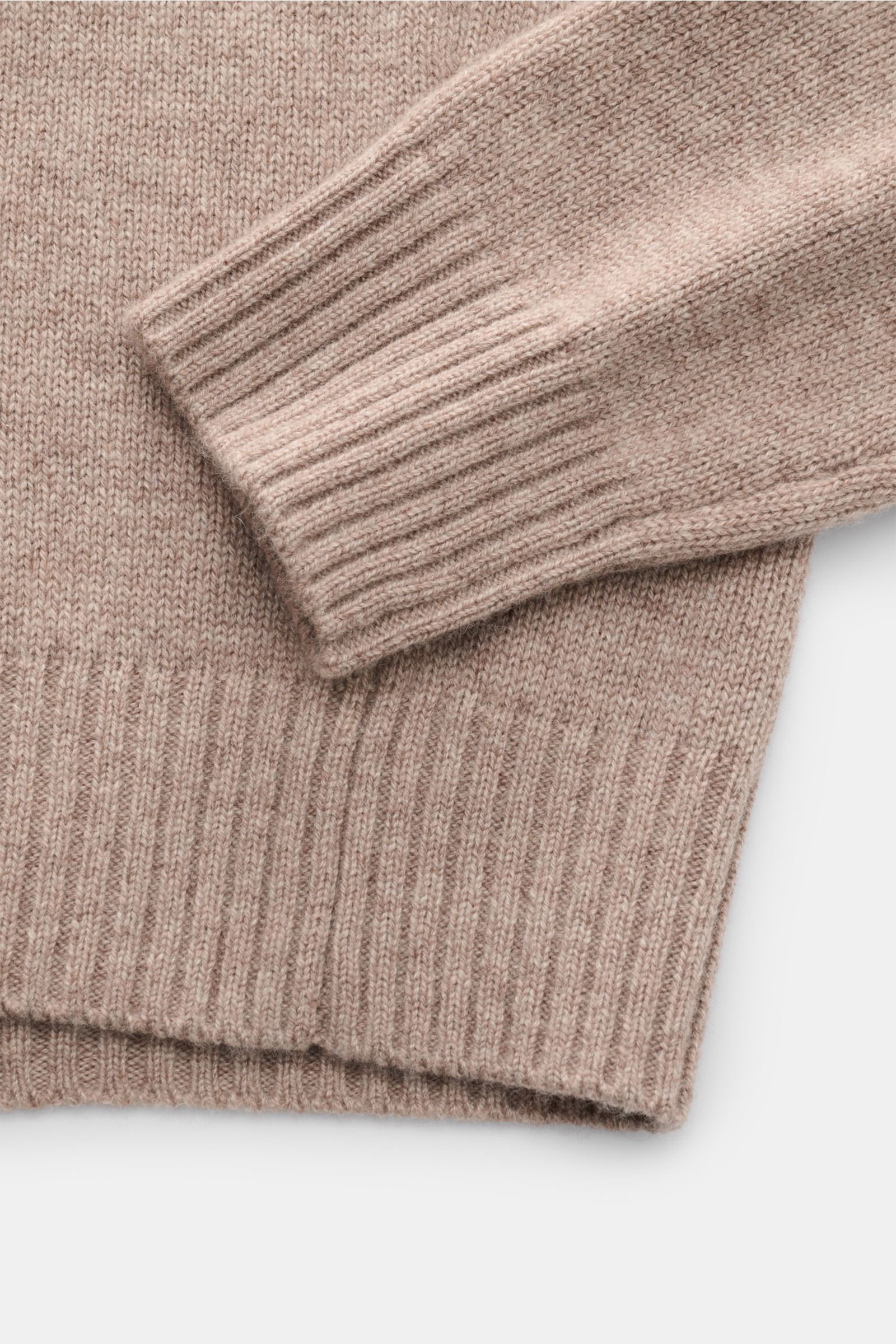 Nahaufnahme von Ärmel und Saum des von Braun Cashmere Rollkragenpullovers beige meliert, mittelfeines Strickbild, Regular Fit, weicher Griff.