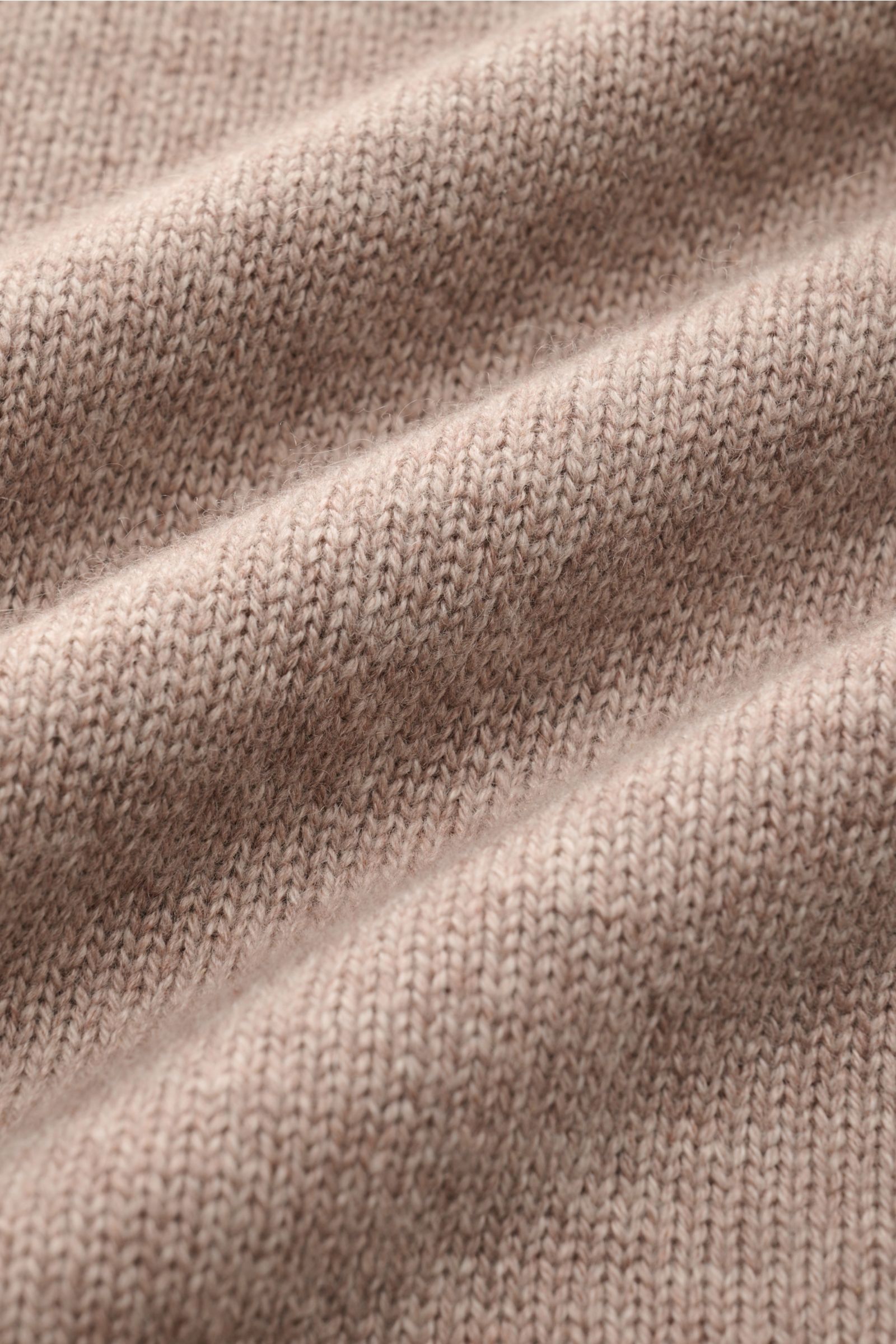 Nahaufnahme des von Braun Cashmere Rollkragenpullovers beige meliert, mittelfeines Strickbild, weicher Griff, Regular Fit, anliegender Rollkragen, Rippbündchen aus edlem Cashmere.