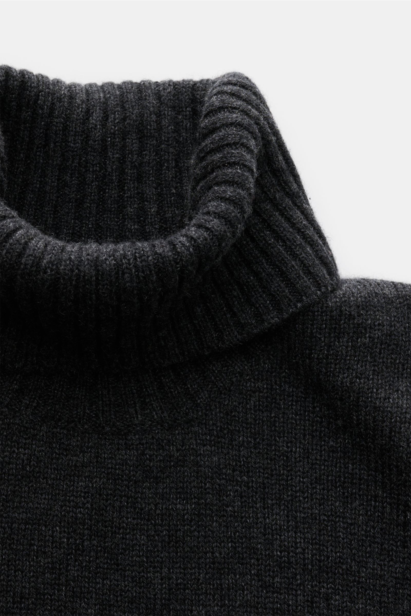 von Braun Cashmere Rollkragenpullover anthrazit meliert, Detailaufnahme von oben, reiner Cashmere, weicher Griff, mittelfeines Strickbild, Regular Fit, anliegender Rollkragen, Rippbündchen, edler Alltagsbegleiter aus innerer Mongolei.