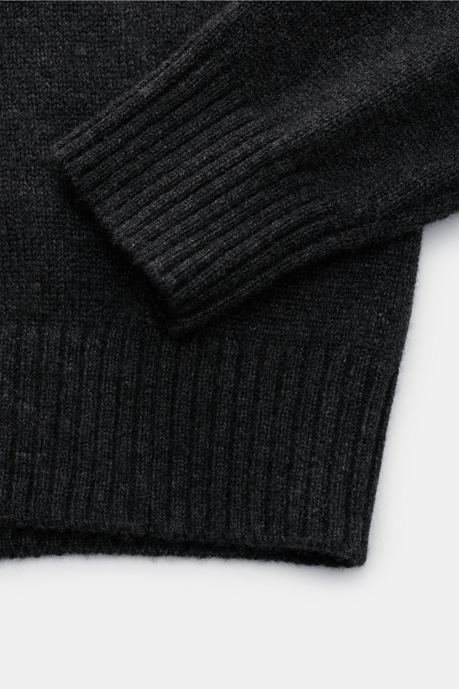 Nahaufnahme des von Braun Cashmere Rollkragenpullovers anthrazit meliert, seitlich fotografiert, mit weichem, mittelfeinem Strickbild, anliegendem Rollkragen und komfortablen Rippbündchen, gefertigt aus reinem Cashmere aus der inneren Mongolei, Regular Fi