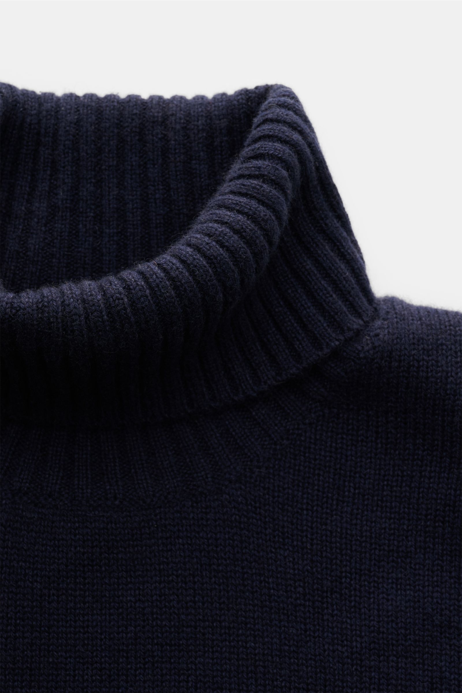 Nahaufnahme von von Braun Cashmere Rollkragenpullover navy mit anliegendem Rollkragen, mittelfeinem Strickbild, Regular Fit und weichem Griff aus reinem Cashmere.