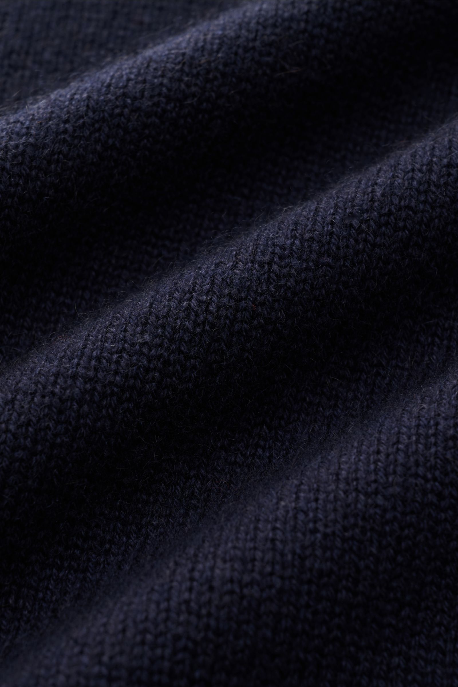 Nahaufnahme des von Braun Cashmere Rollkragenpullover navy, mittelfeines Strickbild, weicher Griff, aus edlem Cashmere, Detailansicht.