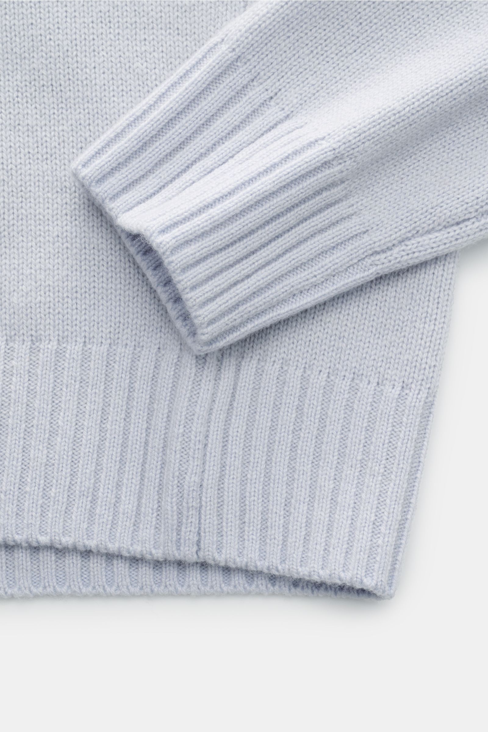 von Braun Cashmere Rollkragenpullover hellblau, Nahaufnahme von Ärmel und Bund, Regular Fit, reiner Cashmere, weicher Griff, mittelfeines Strickbild, Rippbündchen, anliegender Rollkragen.