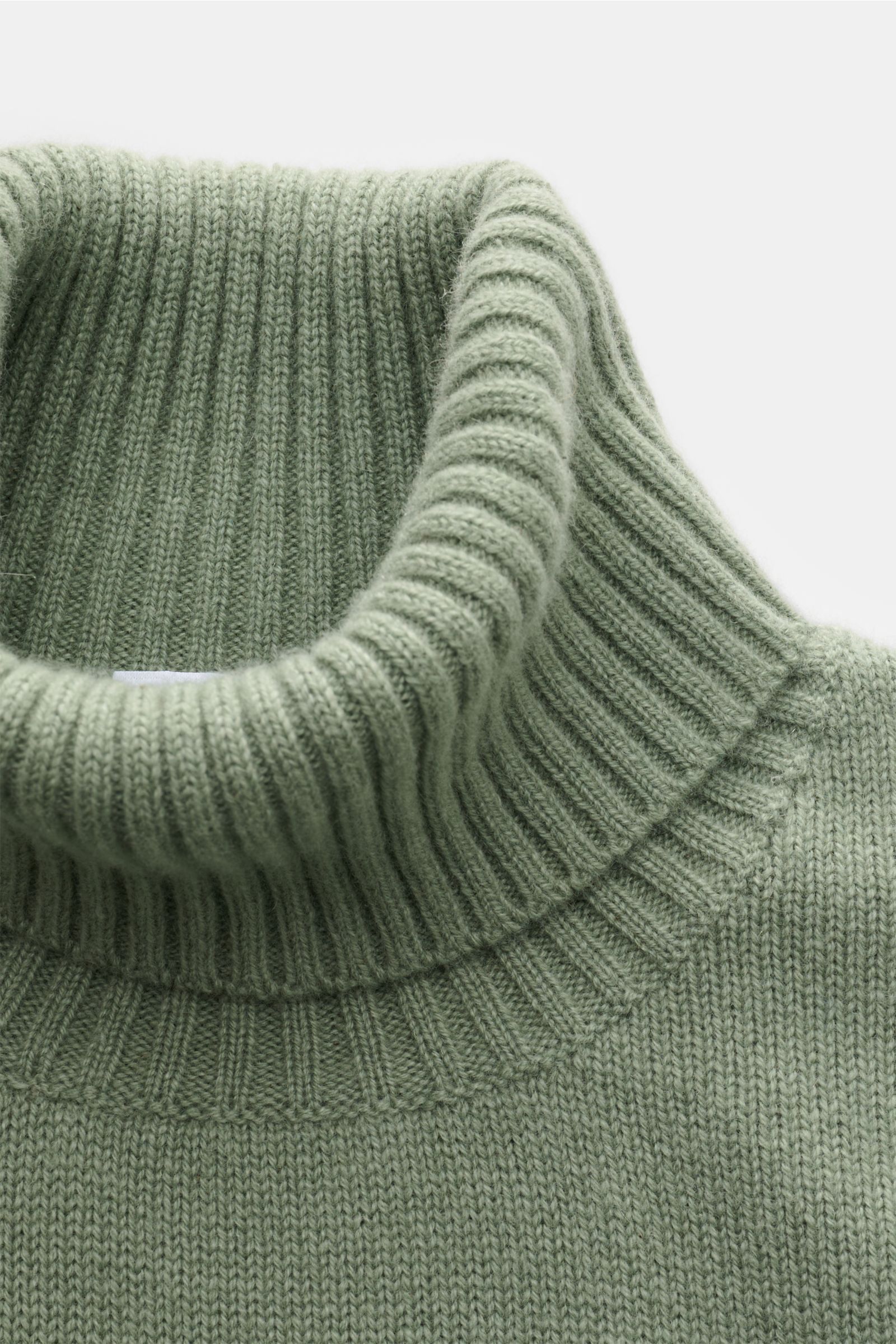 von Braun Cashmere Rollkragenpullover graugrün aus reiner Mongolei-Cashmere, weiches mittelfeines Strickbild, Regular Fit, Rippbündchen, Detailfoto von oben