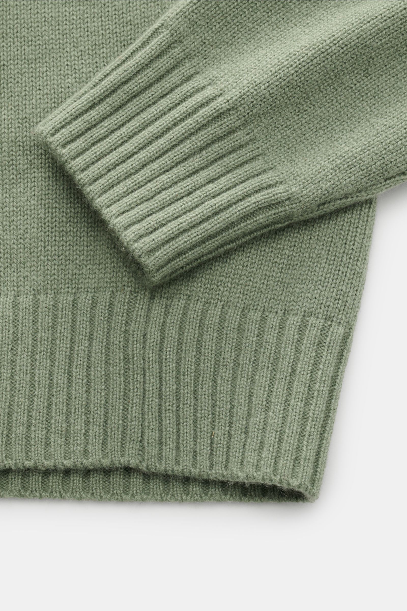 Nahaufnahme des von Braun Cashmere Rollkragenpullovers graugrün in Regular Fit, mittelfeines Strickbild, anliegender Rollkragen, Rippbündchen, aus edlem Cashmere.