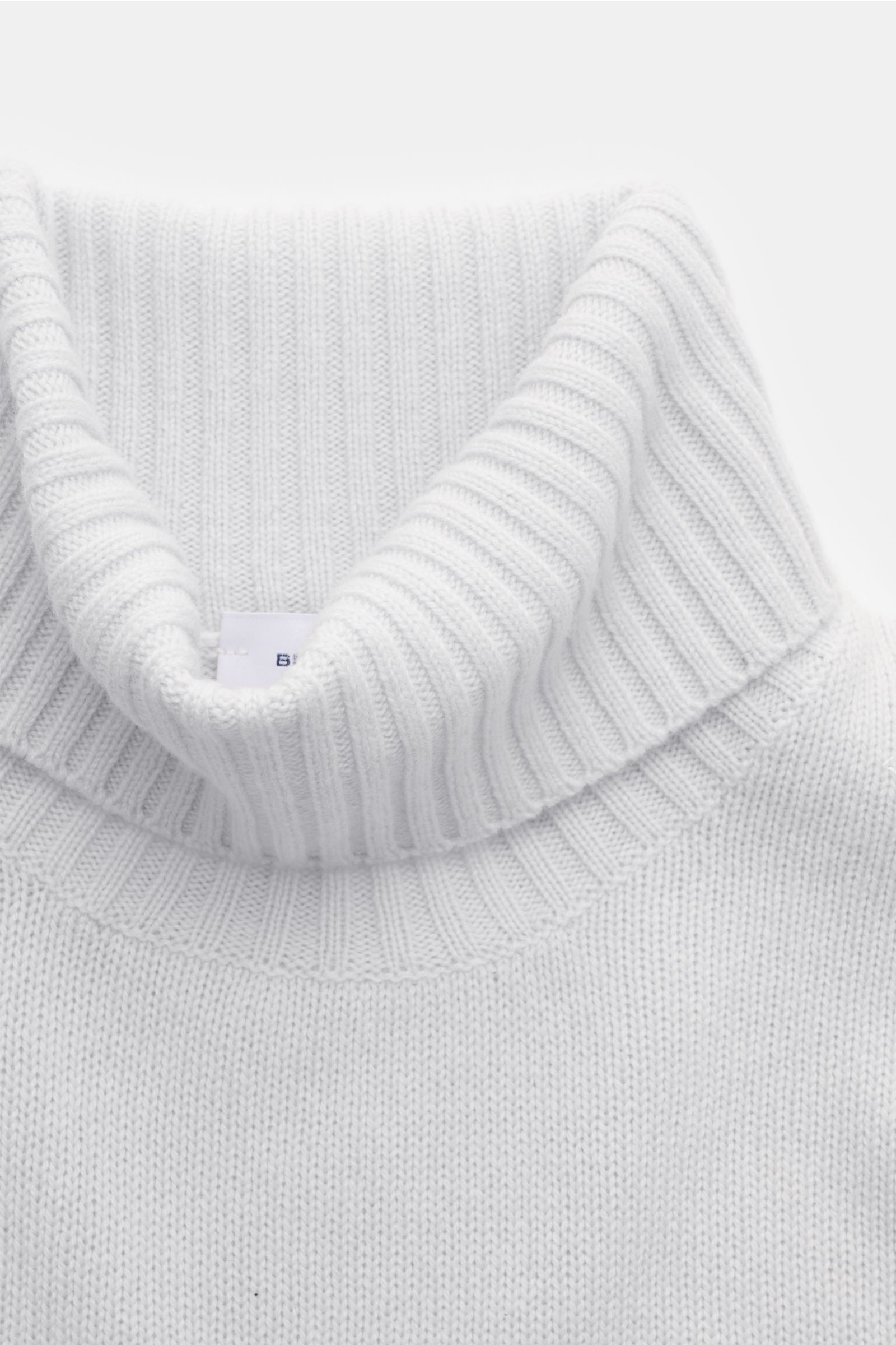 von Braun Cashmere Rollkragenpullover hellgrau in Nahaufnahme, mittelfeines Strickbild, anliegender Rollkragen, weicher Griff, Regular Fit, komfortable Rippbündchen aus reinem Cashmere