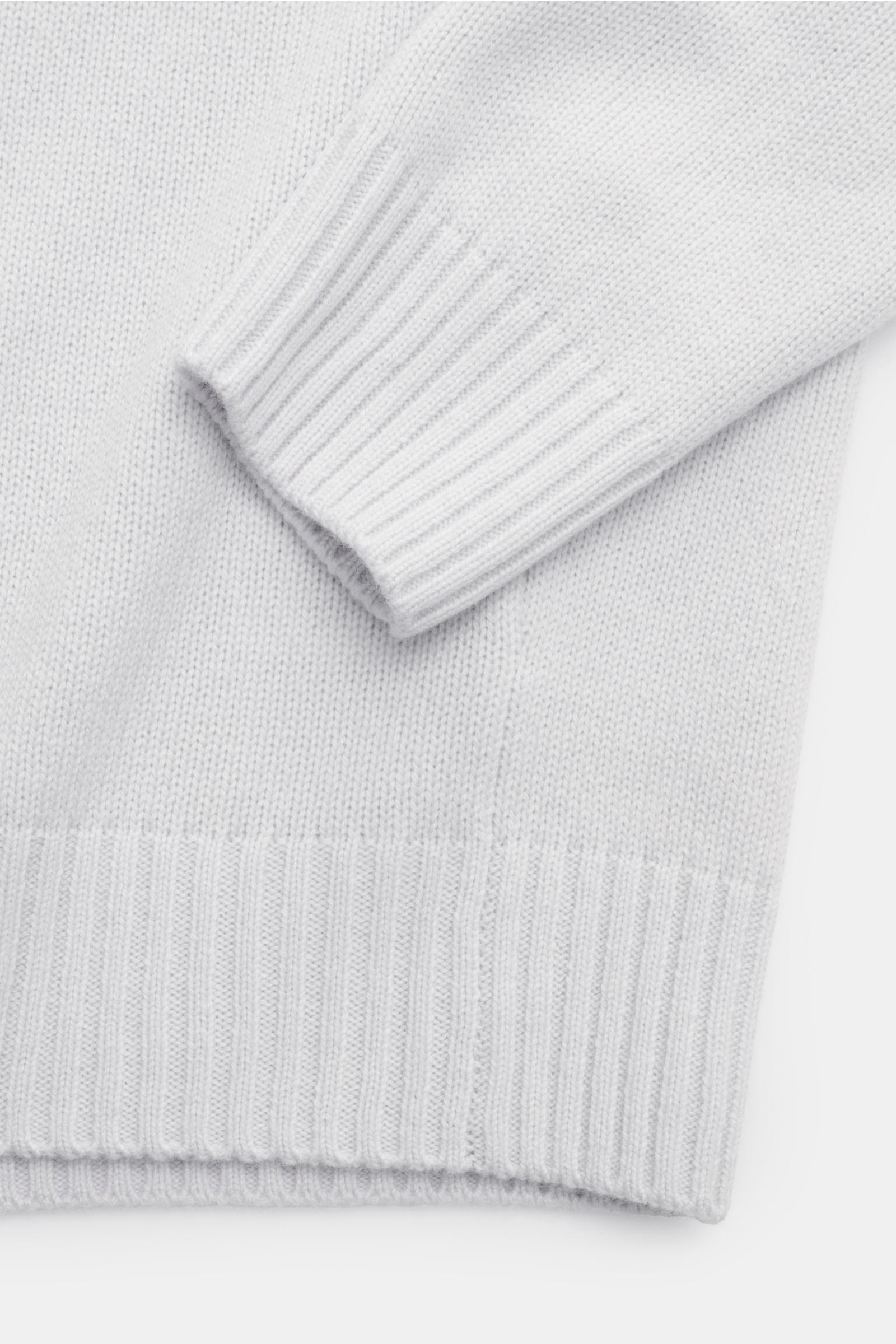 von Braun Cashmere Rollkragenpullover hellgrau in Nahaufnahme von oben, mittelfeines Strickbild, weicher Griff, anliegender Rollkragen, Rippbündchen, Regular Fit, reiner Cashmere aus Innerer Mongolei.