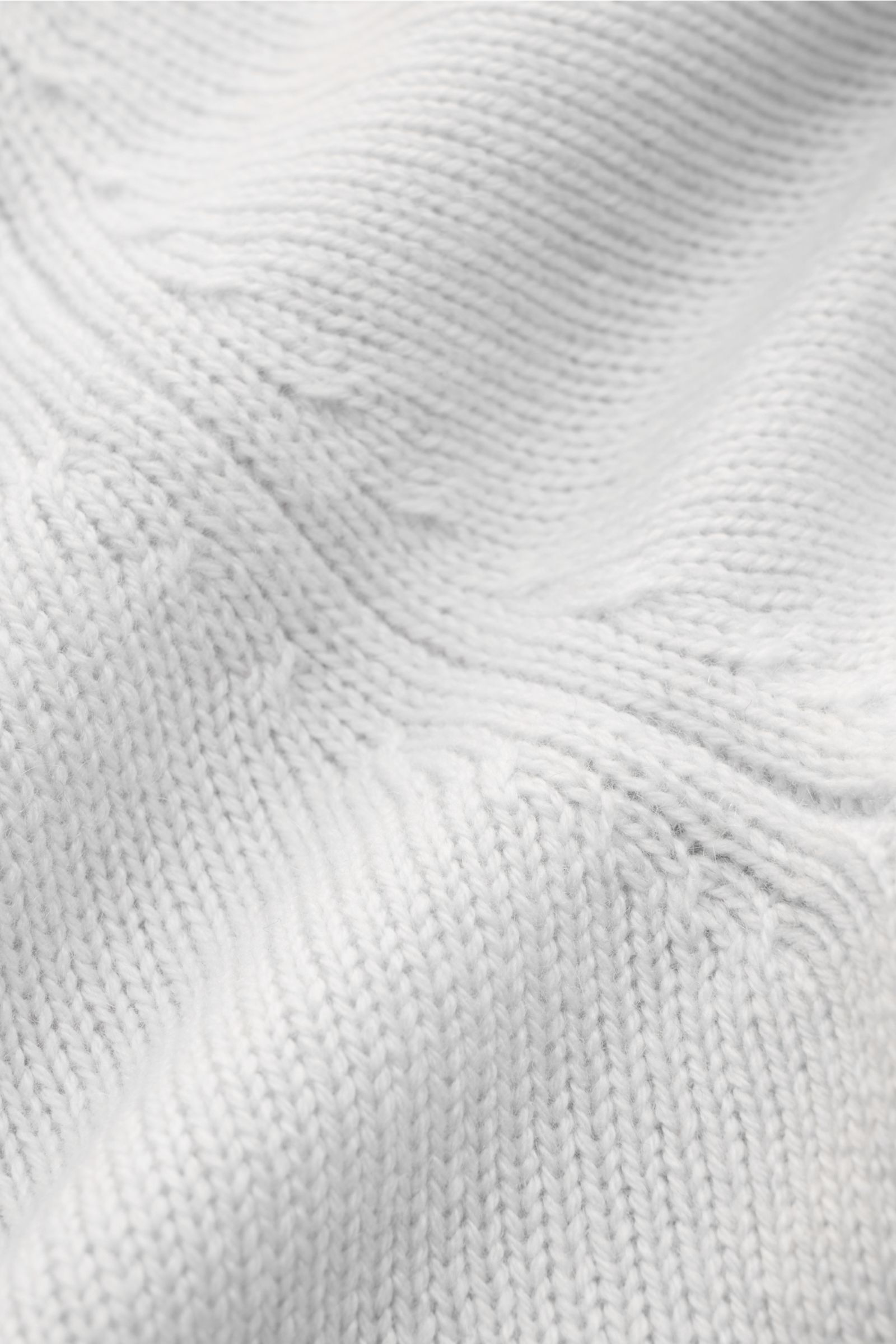 Nahaufnahme des mittelfeinen Strickbilds des von Braun Cashmere Rollkragenpullovers hellgrau aus weichem, reinem Cashmere mit Rippbündchen und anliegendem Rollkragen.