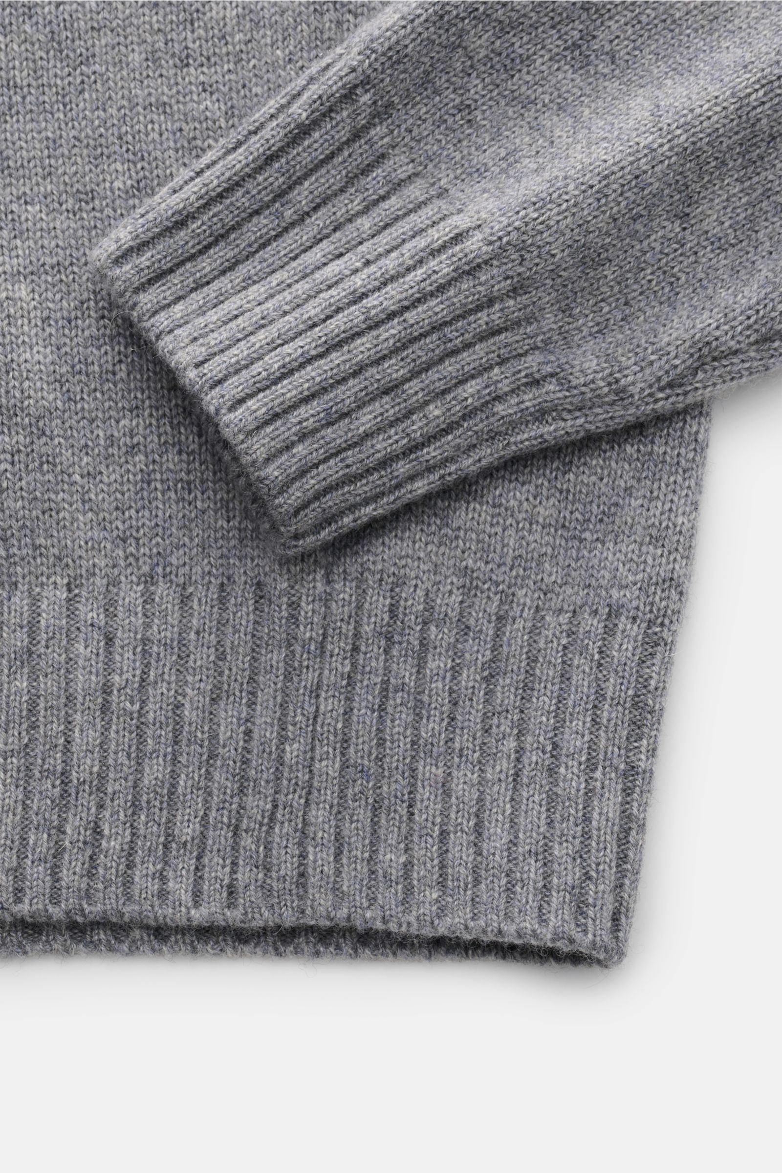Nahaufnahme des von Braun Cashmere Rollkragenpullovers grau meliert, Detailansicht der Rippbündchen und mittelfeinen Strickstruktur aus weichem, reinem Cashmere.