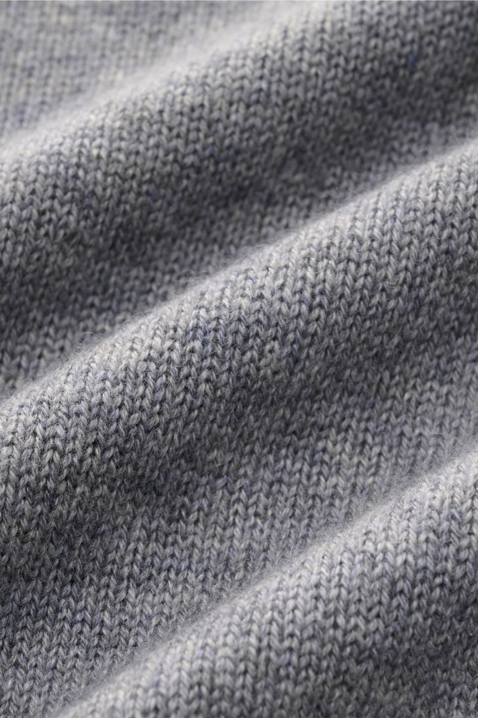 von Braun Cashmere Rollkragenpullover grau meliert in Nahaufnahme, mittelfeines Strickbild, weicher Griff, Regular Fit, Rollkragen und Rippbündchen sichtbar