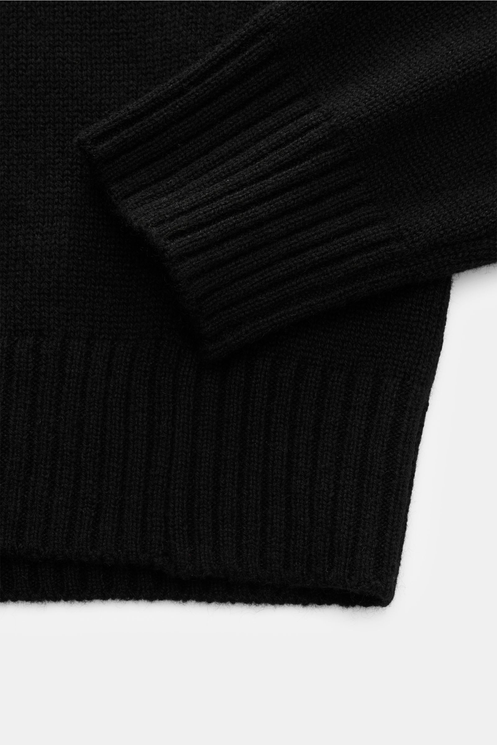 Nahaufnahme des von Braun Cashmere Rollkragenpullovers schwarz von oben, zeigt weichen Cashmere, Regular Fit, anliegenden Rollkragen und Rippbündchen.