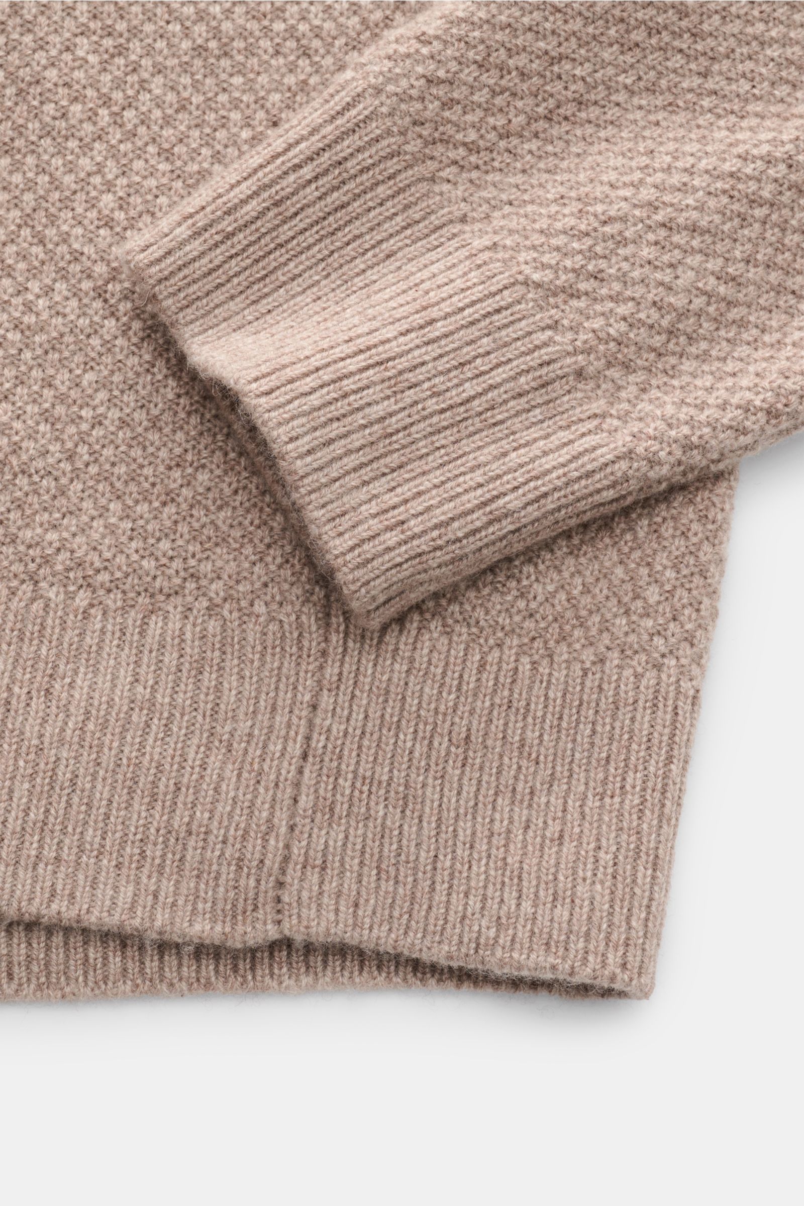 von Braun Cashmere Rollkragenpullover beige meliert, Detailfoto von oben auf weichen, mittelfeinen Strukturstrick mit Rippbündchen und Rollkragen aus reinem mongolischem Cashmere