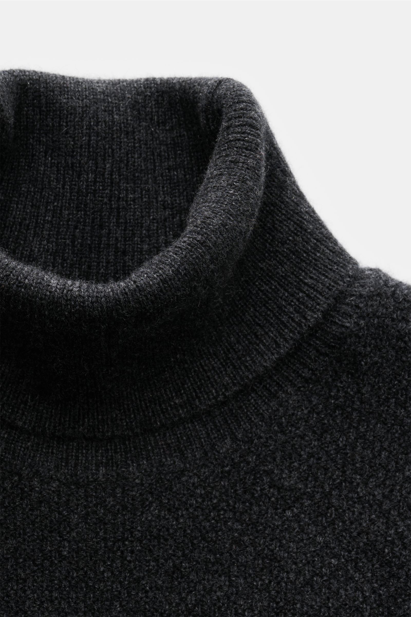 Nahaufnahme des von Braun Cashmere Rollkragenpullovers dunkelgrau meliert aus reinem, mongolischem Cashmere mit edlem Strukturstrick, Slim Fit, mittelfeinem Strickbild, Rollkragen und komfortablen Rippbündchen, fotografiert von oben.