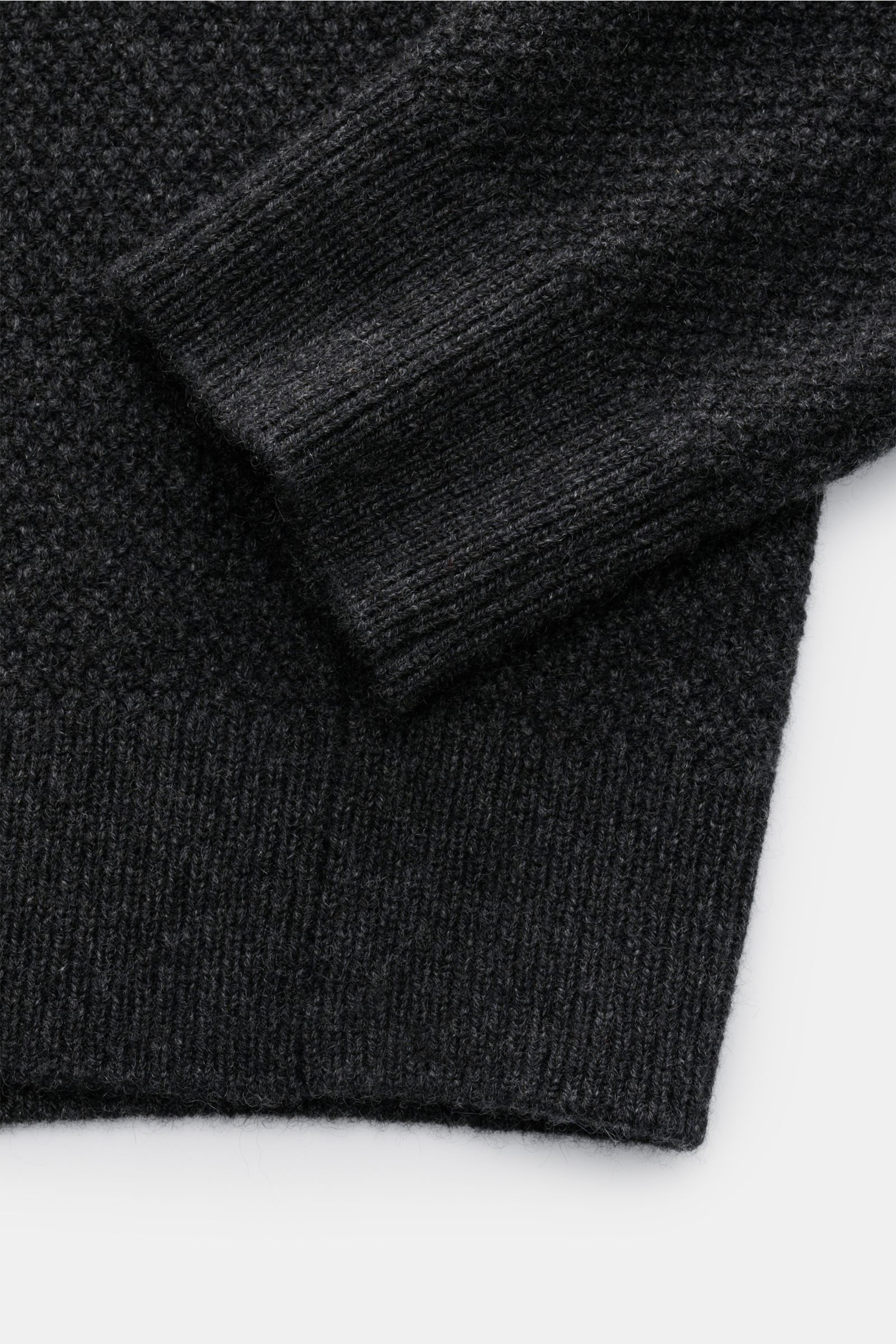 Nahaufnahme des von Braun Cashmere Rollkragenpullovers dunkelgrau meliert, Detailansicht von Arm und Bund mit edlem Strukturstrick.