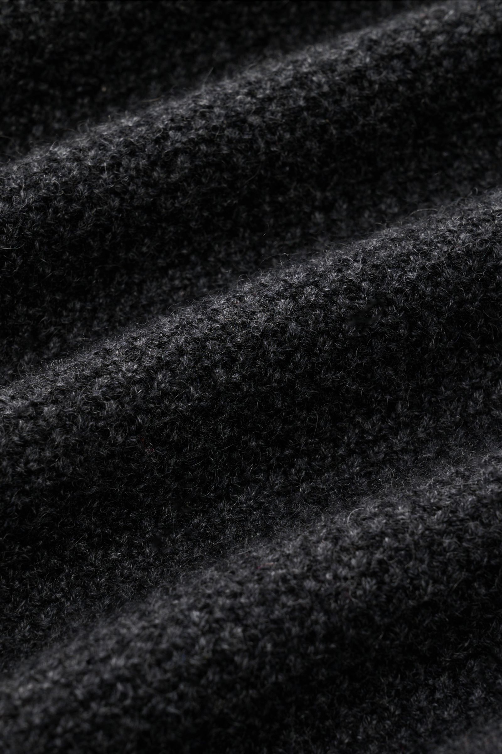 Nahaufnahme des edlen Strukturstricks des von Braun Cashmere Rollkragenpullovers dunkelgrau meliert aus mongolischem Cashmere.