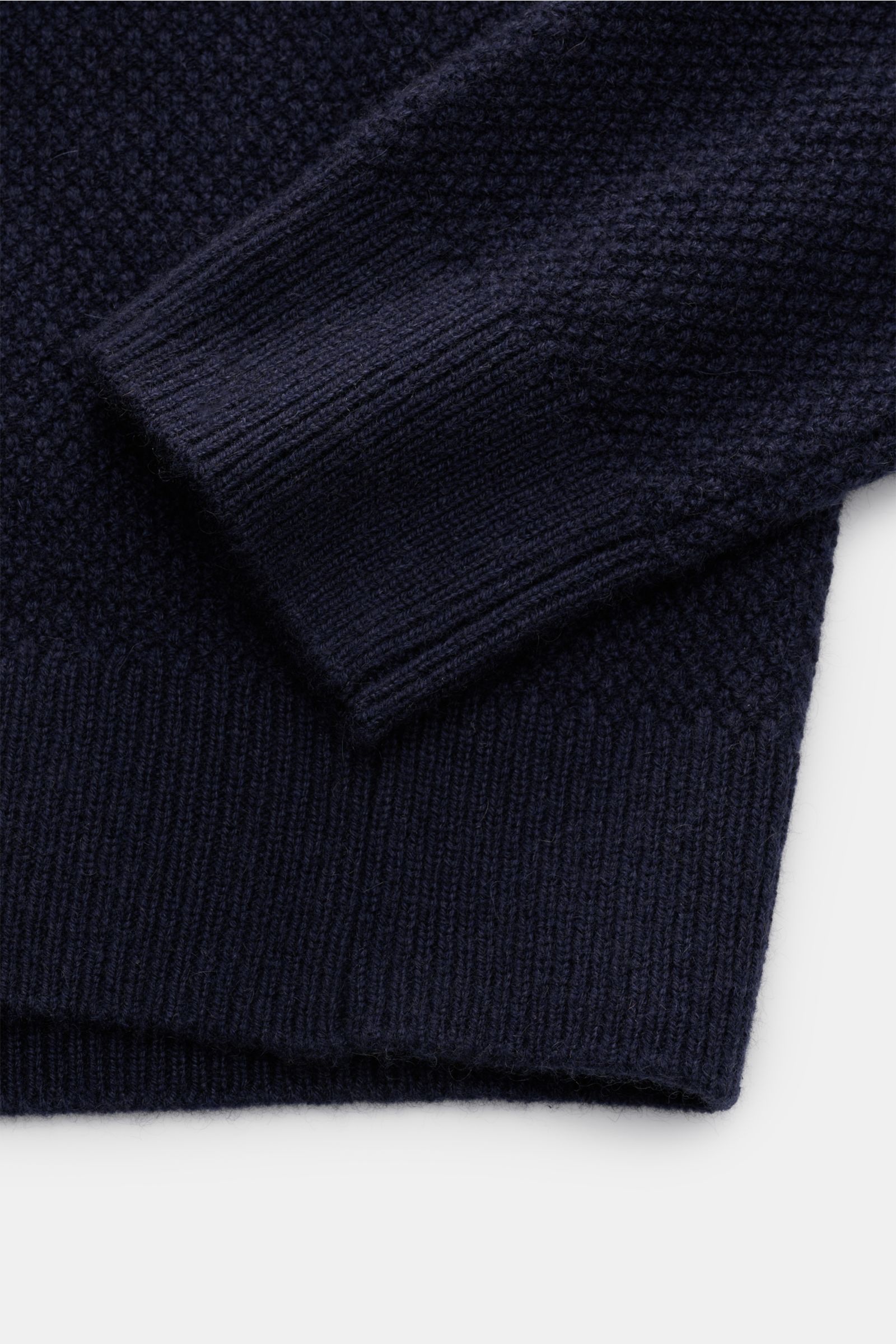 Nahaufnahme des von Braun Cashmere Rollkragenpullovers navy mit edlem Strukturstrick, weichen Rippbündchen und mittelfeinem Slim Fit.