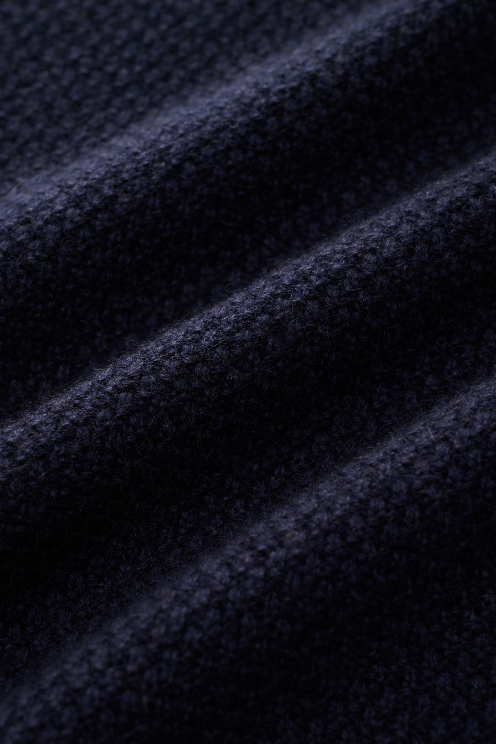 Nahaufnahme des edlen Strukturstricks des von Braun Cashmere Rollkragenpullover navy aus reinem, mongolischem Cashmere mit weichem Griff.