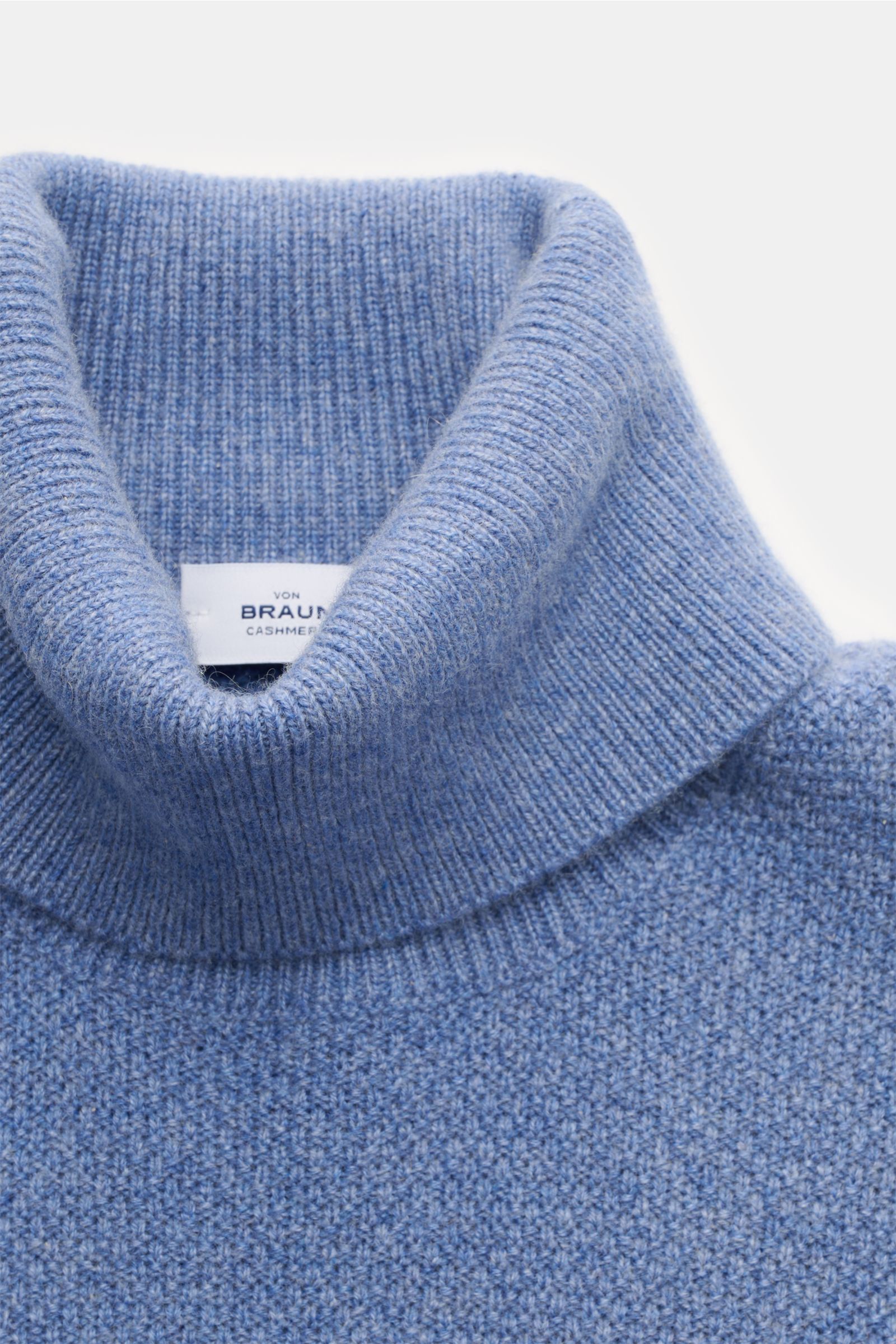 Nahaufnahme des von Braun Cashmere Rollkragenpullover blau meliert von oben, zeigt weichen, mittelfeinen Strukturstrick aus reinem mongolischem Cashmere mit Rippstrick-Rollkragen und komfortablen Bündchen im Slim Fit.