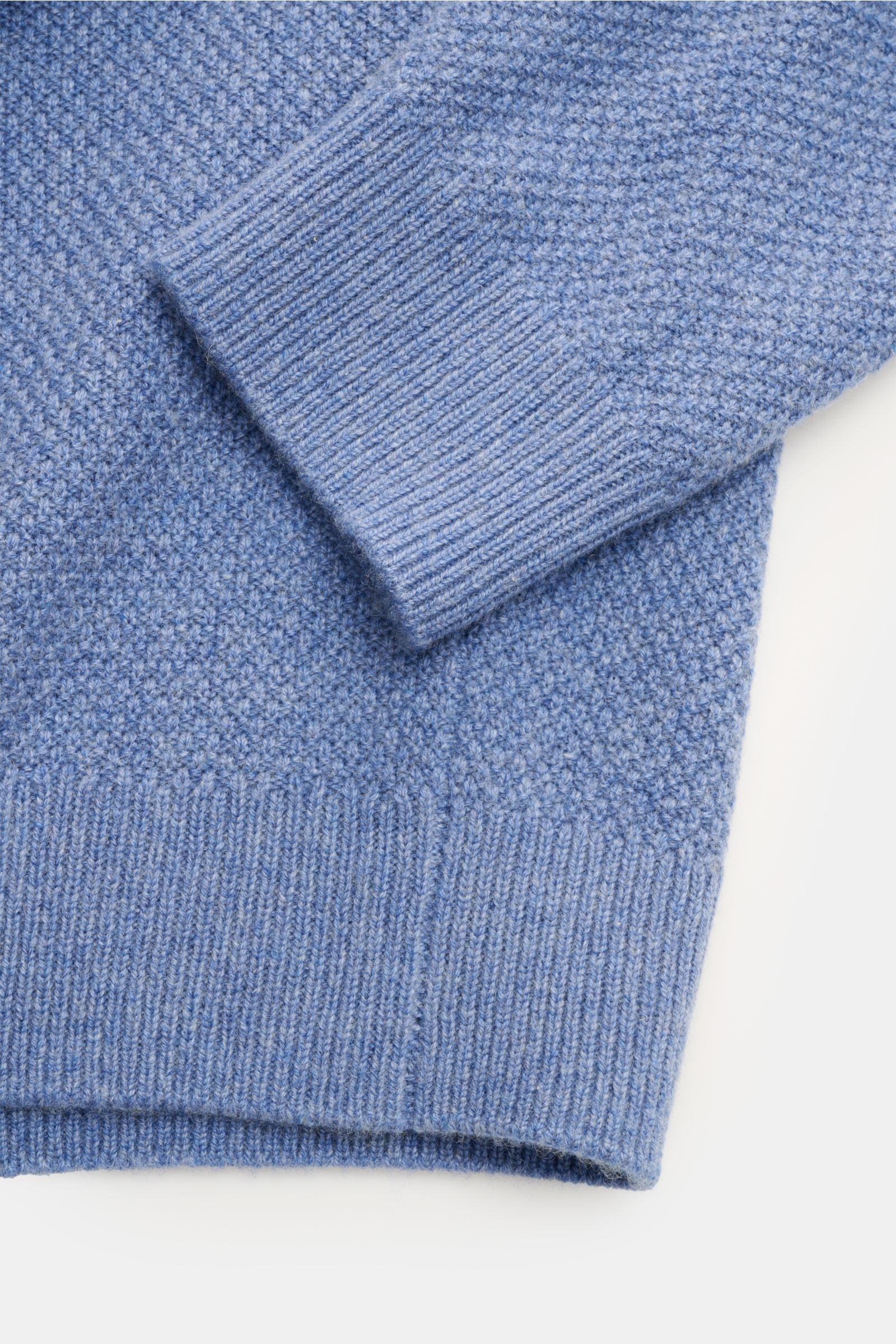 Nahaufnahme des von Braun Cashmere Rollkragenpullovers blau meliert von oben, zeigt edlen Strukturstrick, mittelfeines Strickbild, Slim Fit, weichen Griff, Rippstrick-Rollkragen und komfortable Rippbündchen aus reinem mongolischem Cashmere.