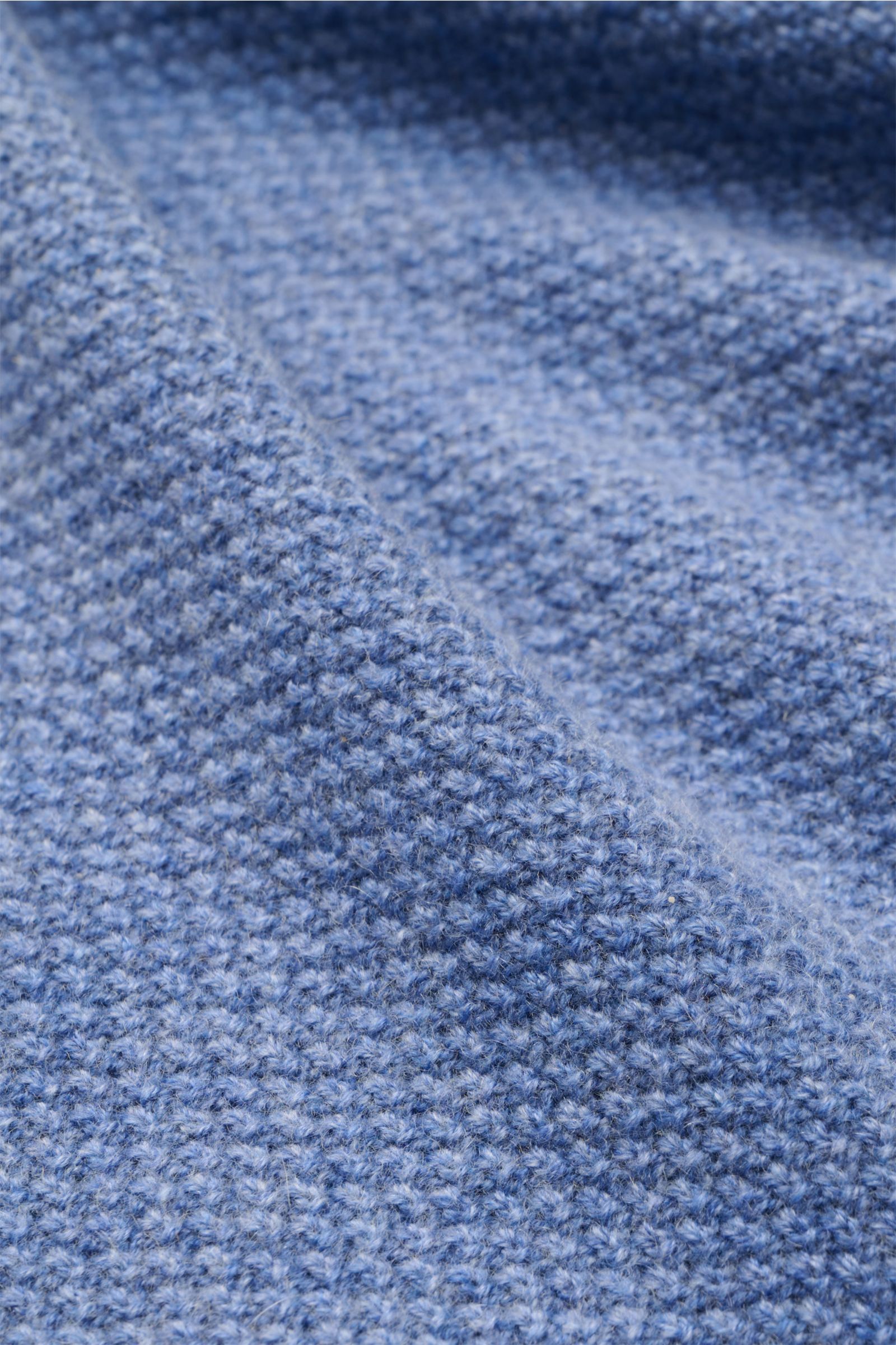 Nahaufnahme des von Braun Cashmere Rollkragenpullovers blau meliert, Strukturstrick aus reinem mongolischem Cashmere mit weichem Griff, mittelfeinem Strickbild, Slim Fit, Rollkragen und Rippbündchen.