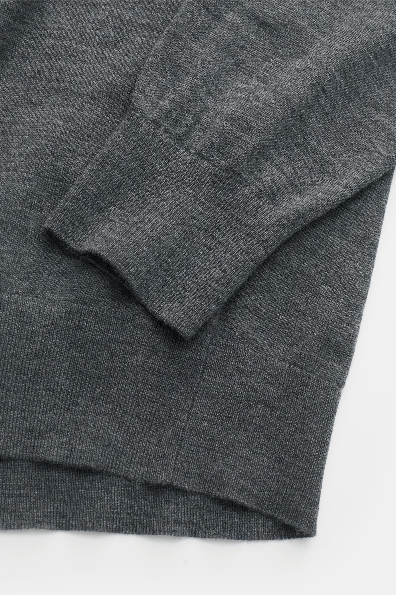 Nahaufnahme von Ärmel und Saum des von Braun Merino Rollkragenpullover anthrazit meliert, superfein gestrickt, Slim Fit, mit Rollkragen und flexiblen Rippbündchen.