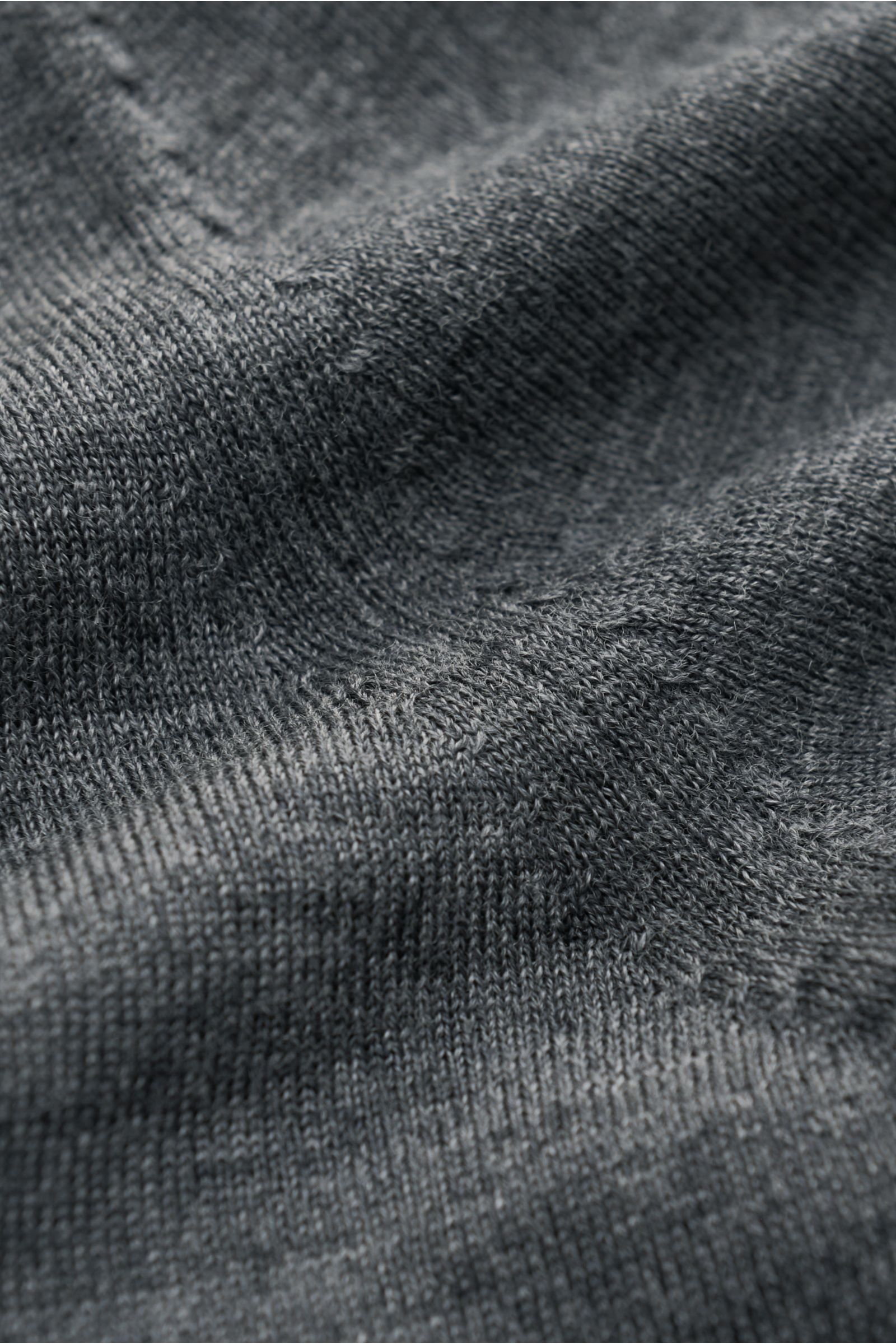Nahaufnahme des von Braun Merino Rollkragenpullover anthrazit meliert mit feinem Strickbild, Slim Fit und Rippbündchen aus reiner Merinowolle.