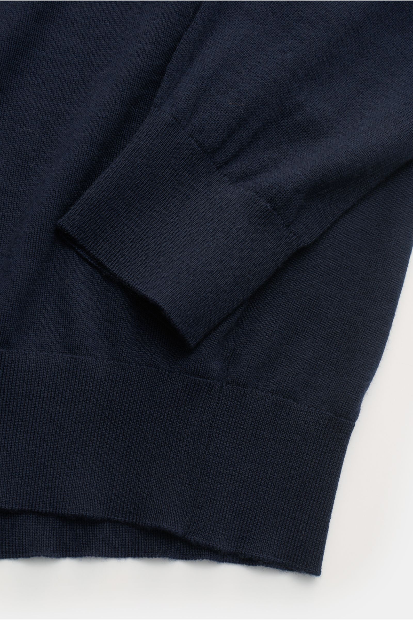 Nahaufnahme des von Braun Merino Rollkragenpullovers navy, zeigt feines Strickbild, Slim Fit, anliegenden Rollkragen und flexible Rippbündchen aus reiner Merinowolle.
