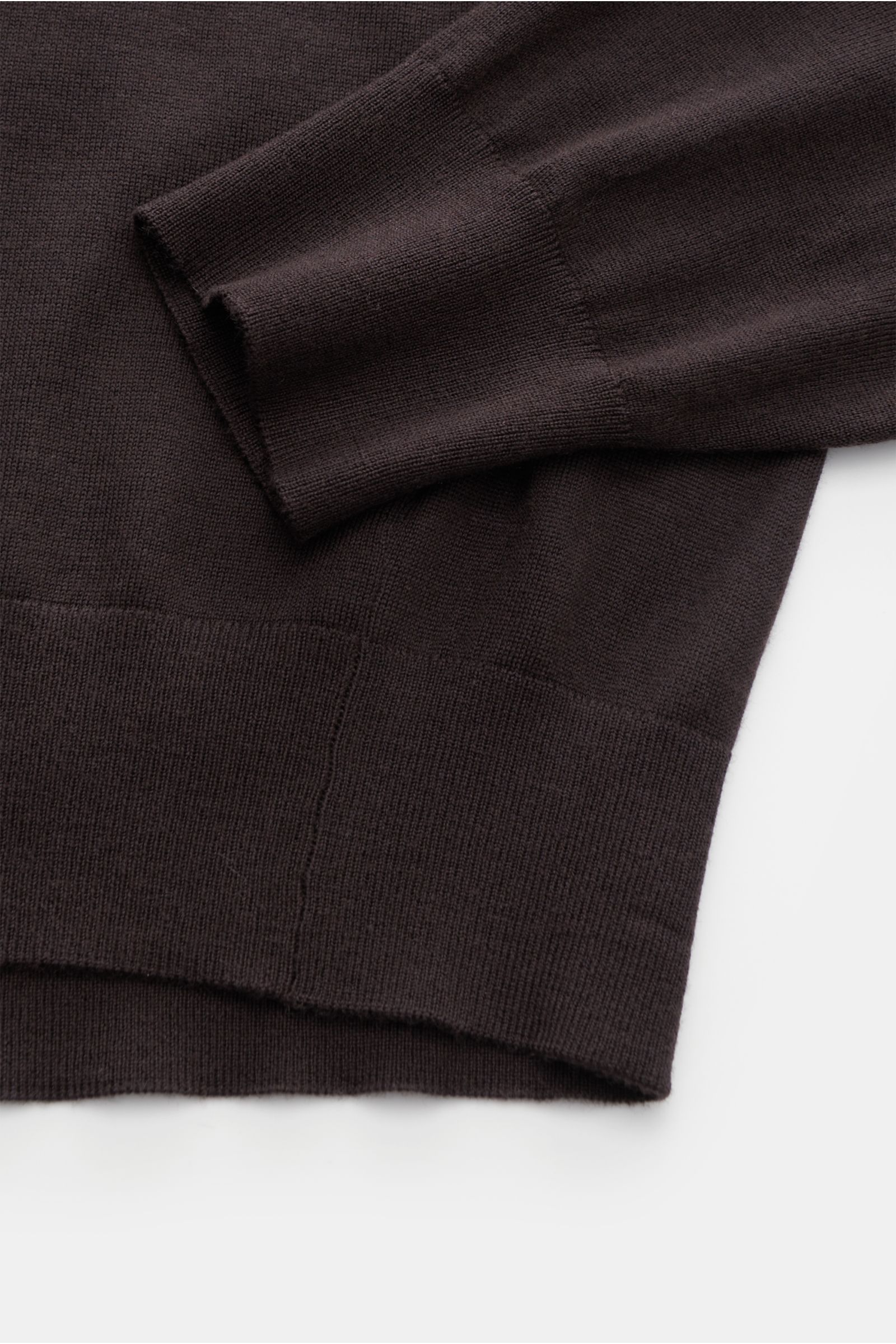 von Braun Merino Rollkragenpullover dunkelbraun, Detailaufnahme von unten, superfeines Strickbild, Slim Fit, anliegender Rollkragen, flexible Rippbündchen, reine Merinowolle, zeitloser Klassiker.