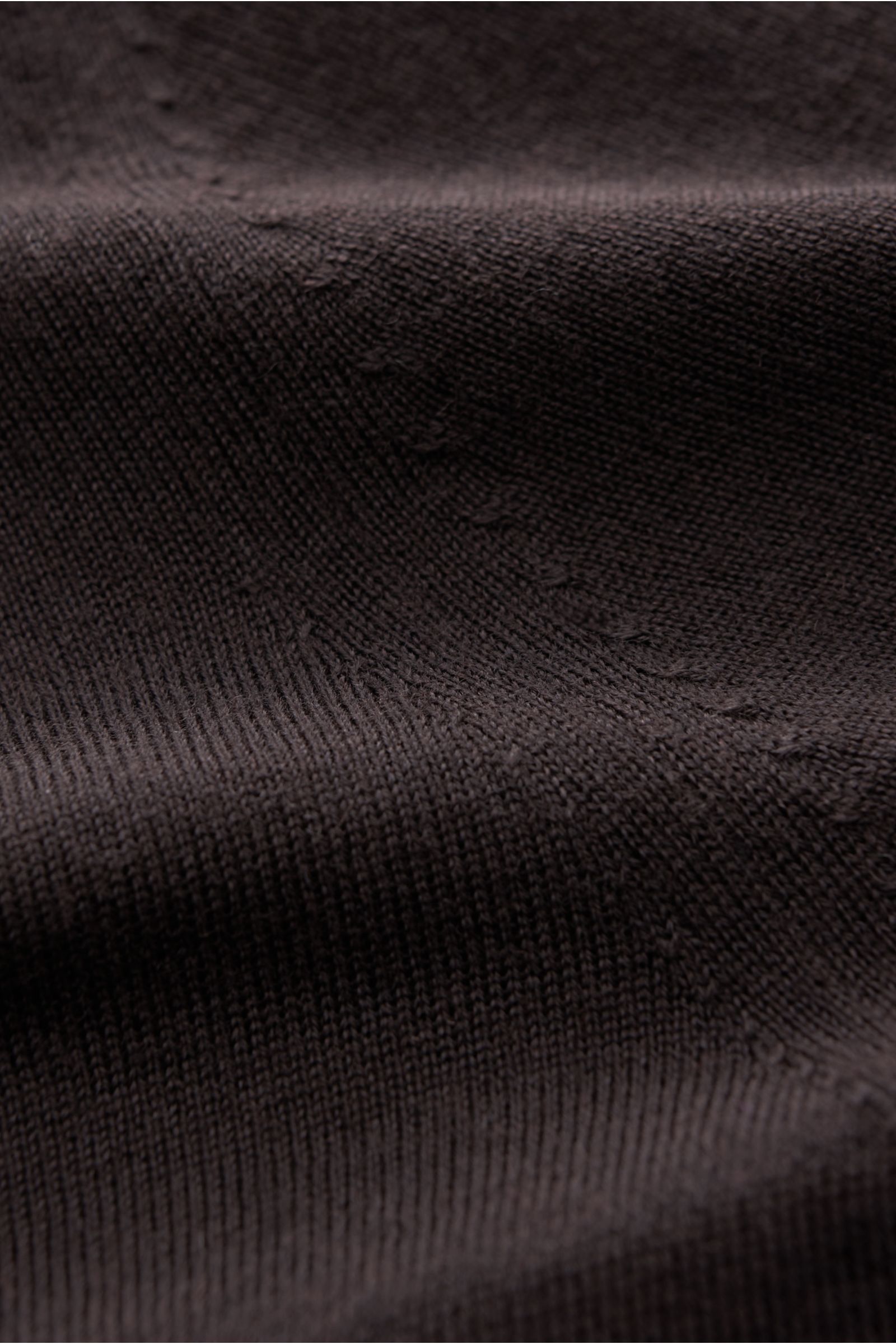 Nahaufnahme des sehr feinen Strickbilds vom von Braun Merino Rollkragenpullover dunkelbraun aus reiner Merinowolle, Slim Fit mit Rollkragen und flexiblen Rippbündchen.