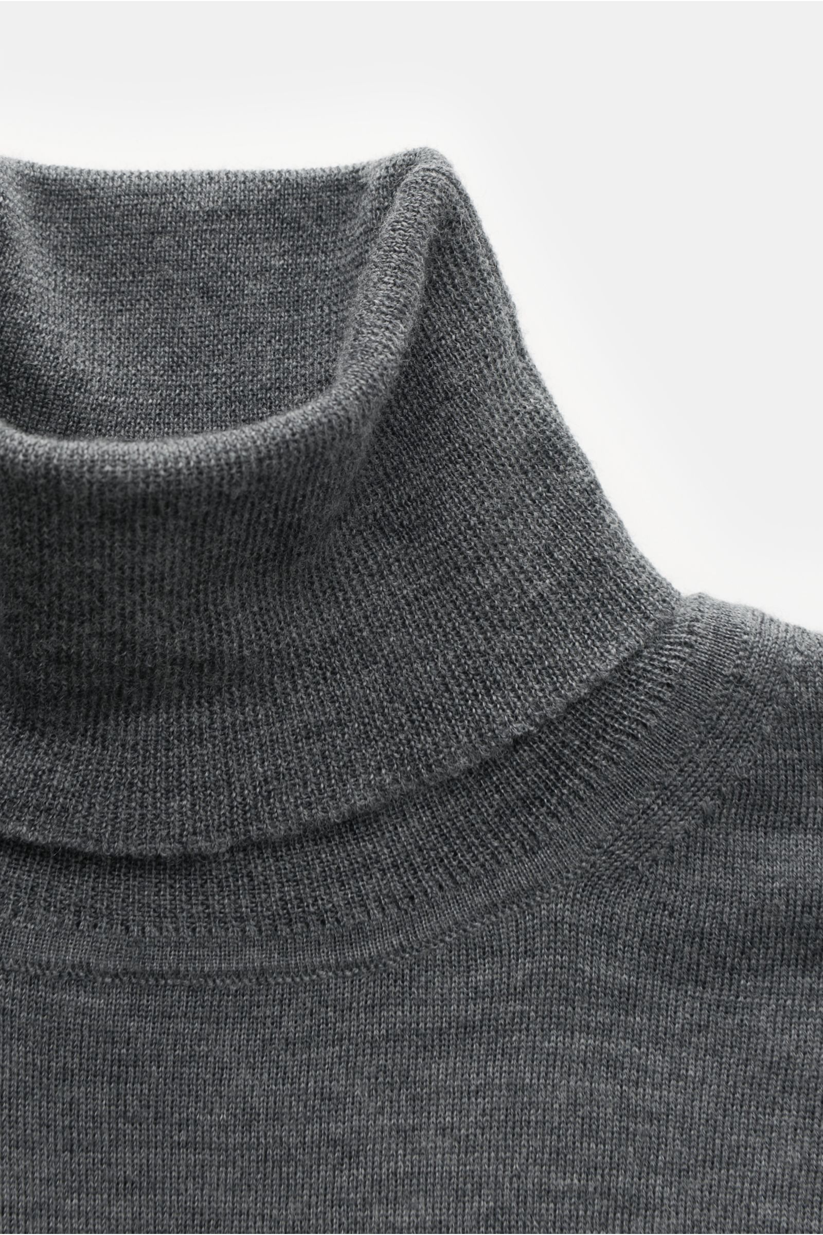 von Braun Merino Rollkragenpullover grau meliert im Slim Fit, aus feiner Merinowolle mit anliegendem Rollkragen und flexiblen Rippbündchen, Nahaufnahme von oben