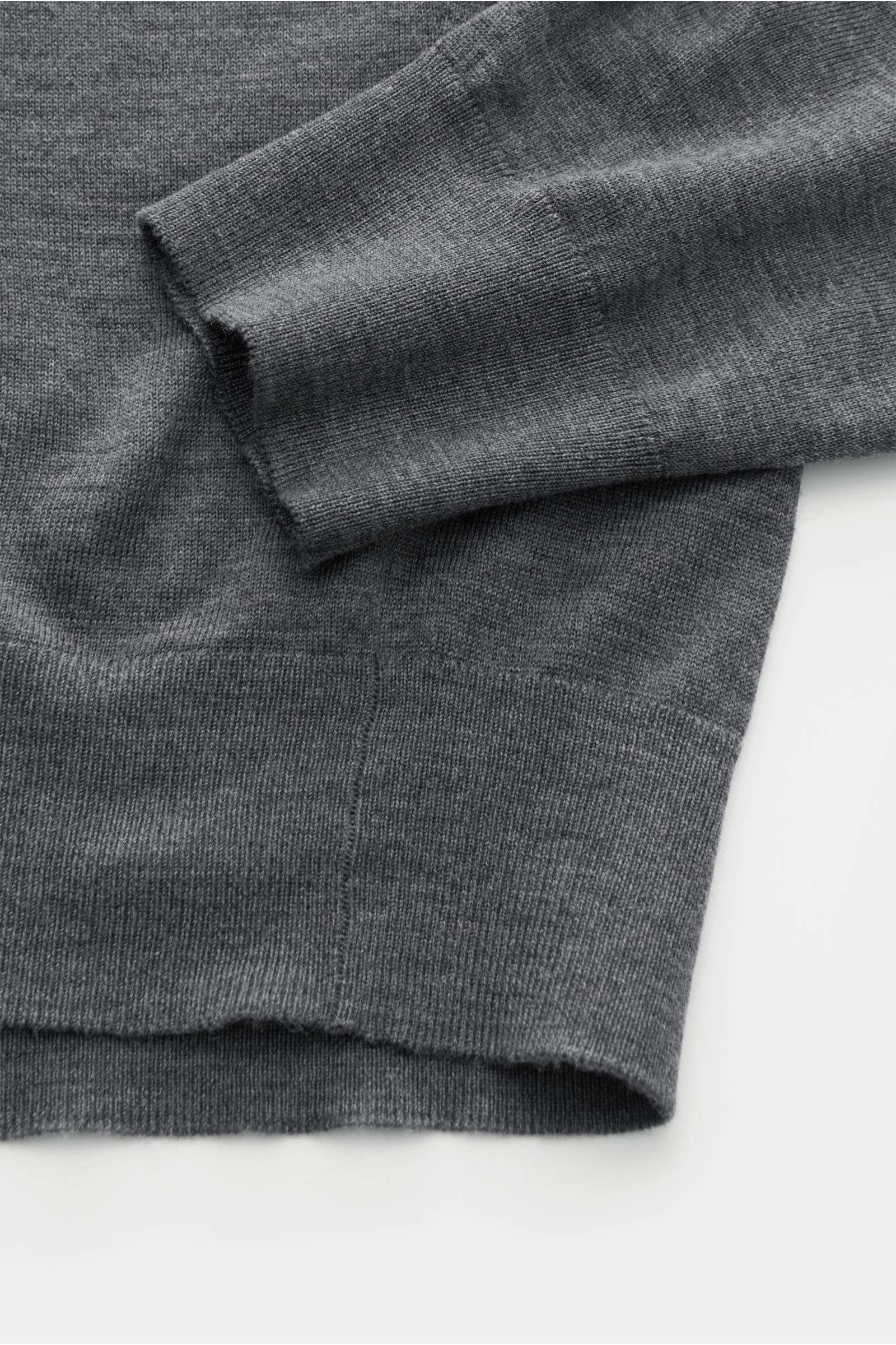 von Braun Merino Rollkragenpullover grau meliert, Detailaufnahme von Ärmel und Bund, superfein gestrickt aus reiner Merinowolle, Slim Fit, anliegender Rollkragen, flexible Rippbündchen, zeitloser Klassiker.