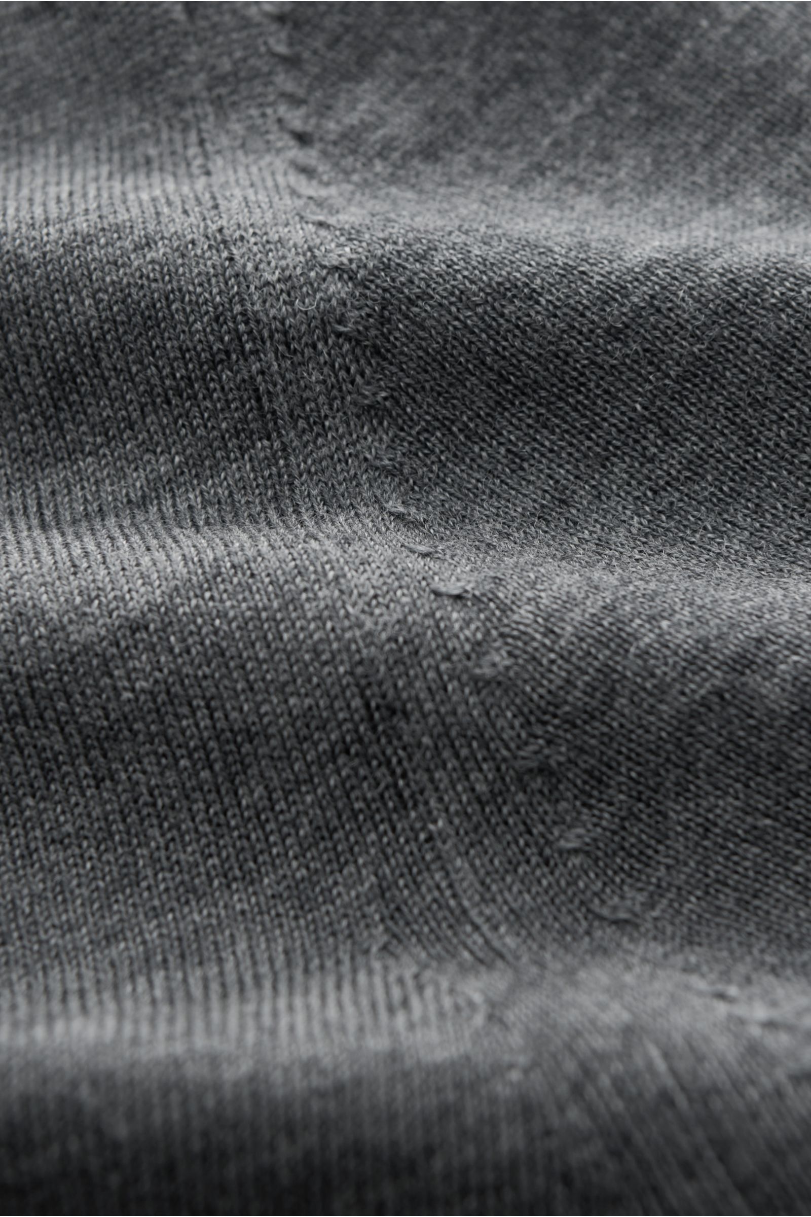 von Braun Merino Rollkragenpullover grau meliert in Nahaufnahme, zeigt feines Strickbild, reine Merinowolle, Slim Fit, anliegender Rollkragen, flexible Rippbündchen.