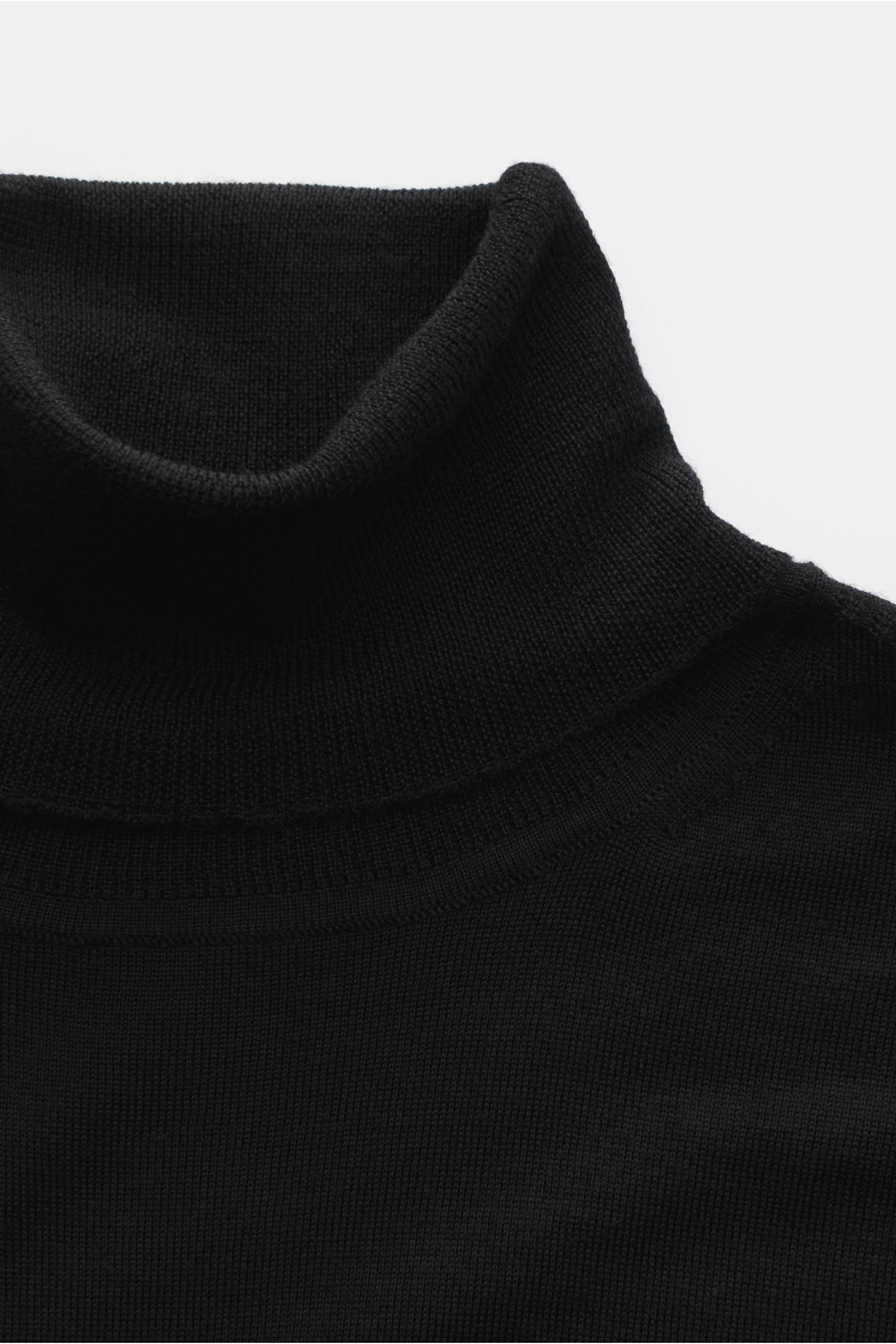 von Braun Merino Rollkragenpullover schwarz, superfein gestrickt aus reiner Merinowolle, Slim Fit, feines Strickbild, anliegender Rollkragen, flexible Rippbündchen, Nahaufnahme von oben