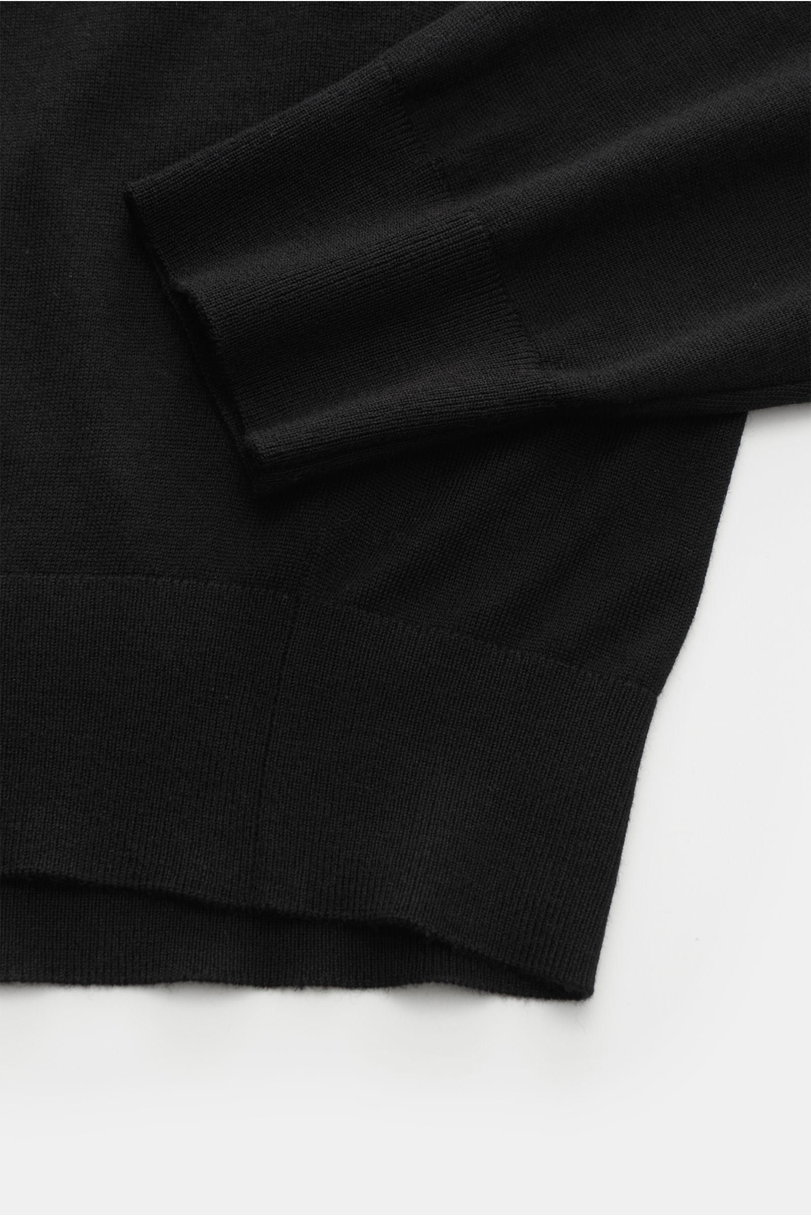von Braun Merino Rollkragenpullover schwarz, superfein gestrickt aus reiner Merinowolle, Slim Fit, anliegender Rollkragen, flexible Rippbündchen, Detailaufnahme liegend von oben.