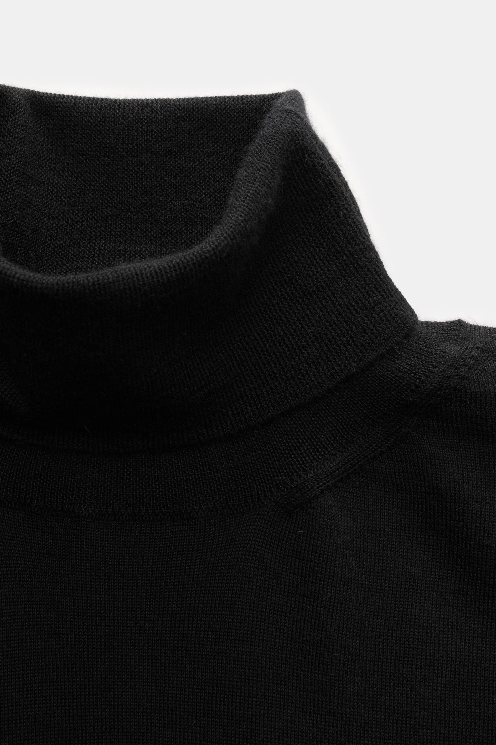 Colombo Feinstrick-Rollkragenpullover schwarz, Detailfoto von oben, feiner Cashmere-Seiden-Mix, weicher Griff, Regular Fit, flexible Rippbündchen.