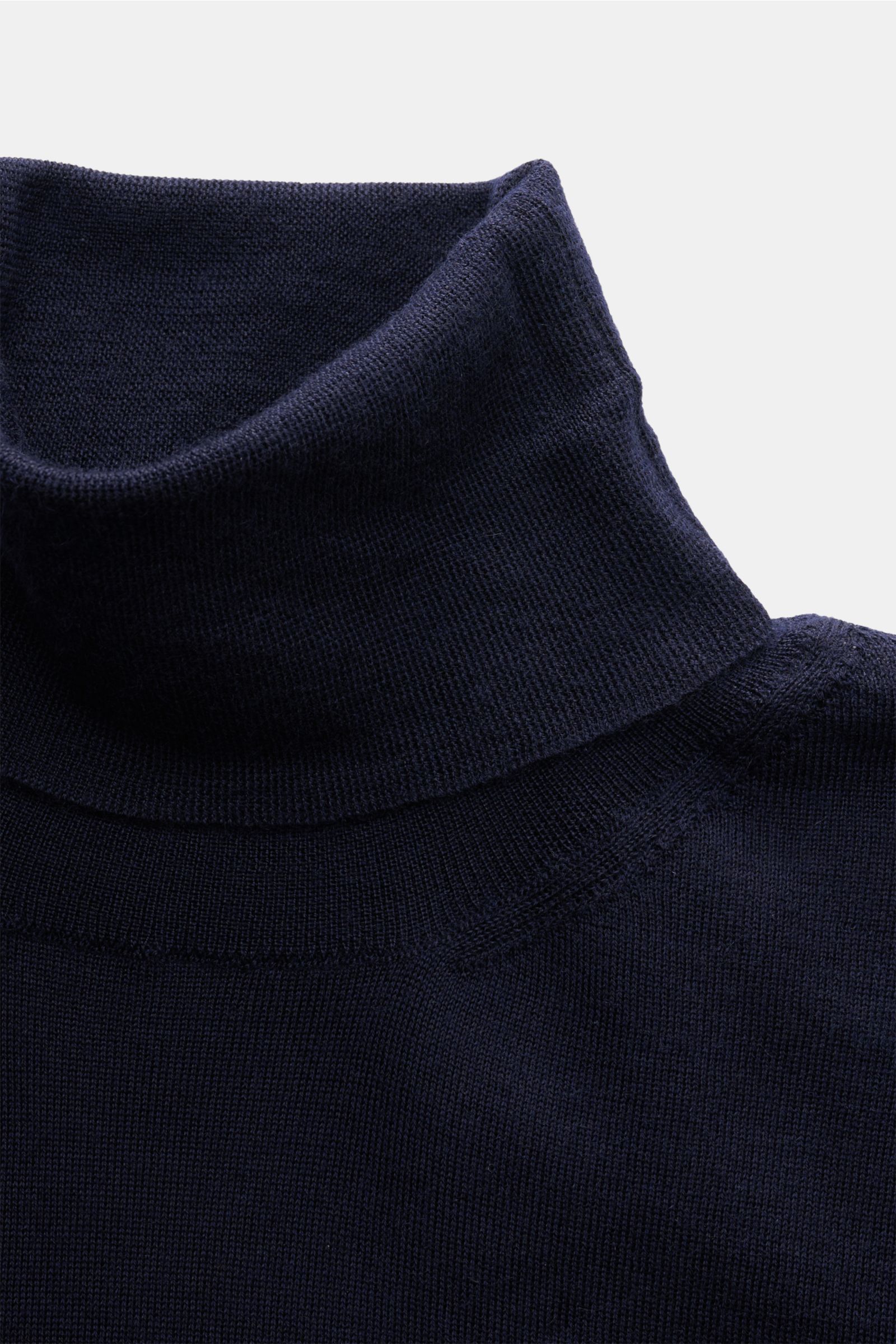 Colombo Feinstrick-Rollkragenpullover navy in Nahaufnahme von schräg oben, feiner Cashmere-Seiden-Mix, Regular Fit, weicher Griff, flexible Rippbündchen.