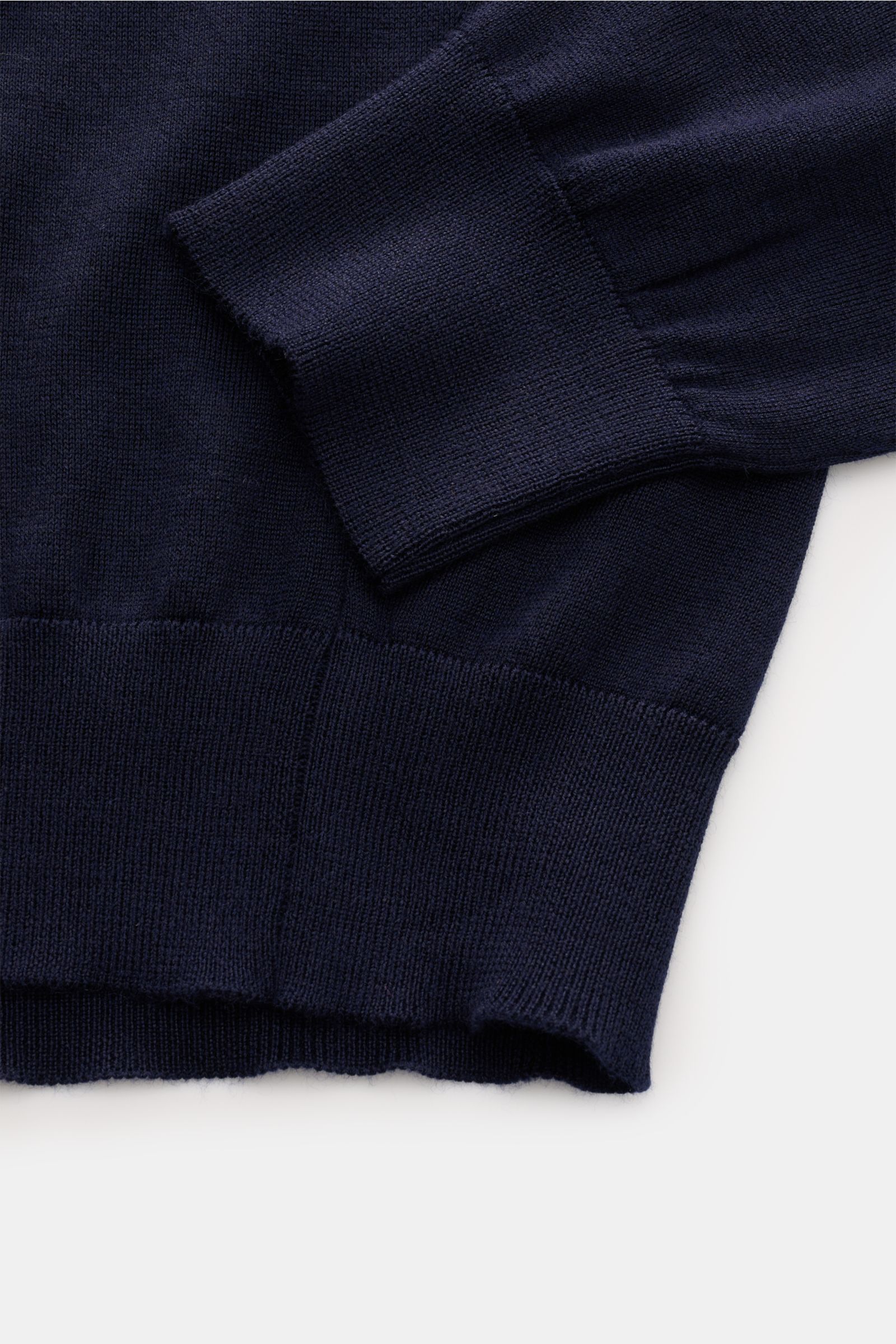 Colombo Feinstrick-Rollkragenpullover navy in Detailaufnahme von unten, zeigt weichen Cashmere-Seiden-Mix, feines Strickbild, Regular Fit, anliegenden Rollkragen und flexible Rippbündchen.