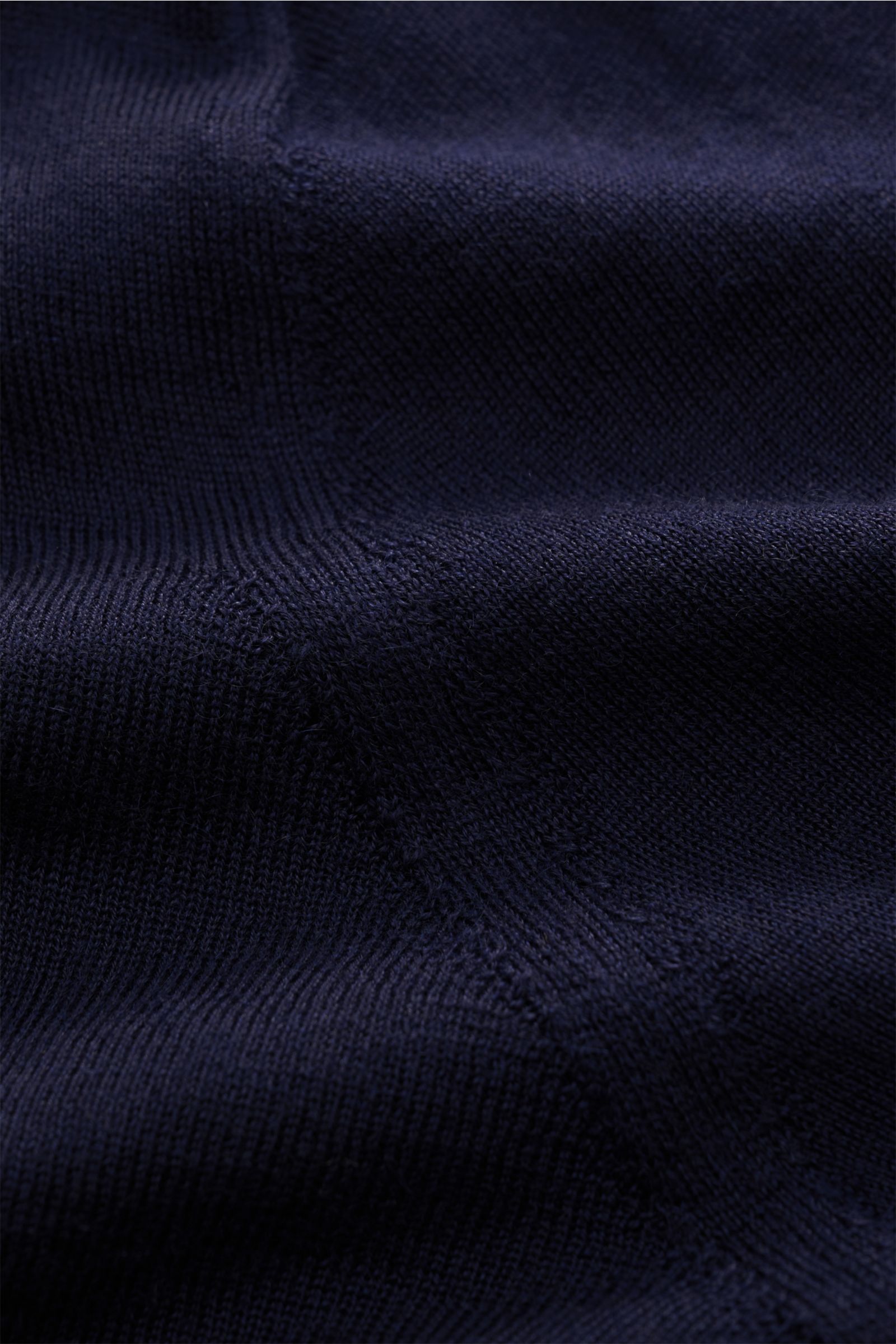 Nahaufnahme des feinen Strickbilds des Colombo Feinstrick-Rollkragenpullovers navy aus Cashmere-Seiden-Mix mit weichem Griff, Regular Fit, anliegendem Rollkragen und flexiblen Rippbündchen, fotografiert aus frontaler Perspektive.