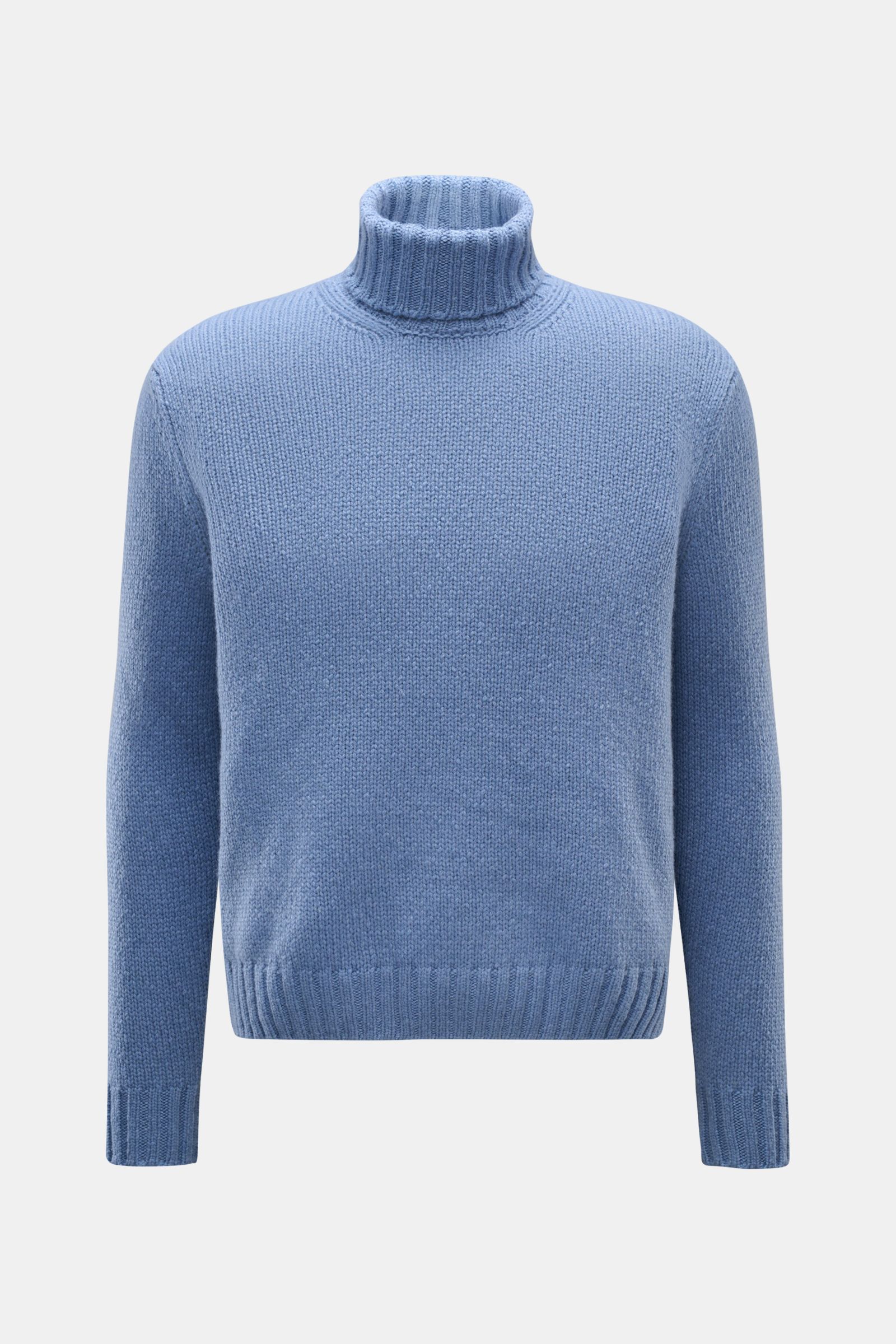 Frontale Nahaufnahme des 04651/ A trip in a bag Cashmere Rollkragenpullovers rauchblau mit grobem Strick, Oversized Fit und komfortablen Rippbündchen.